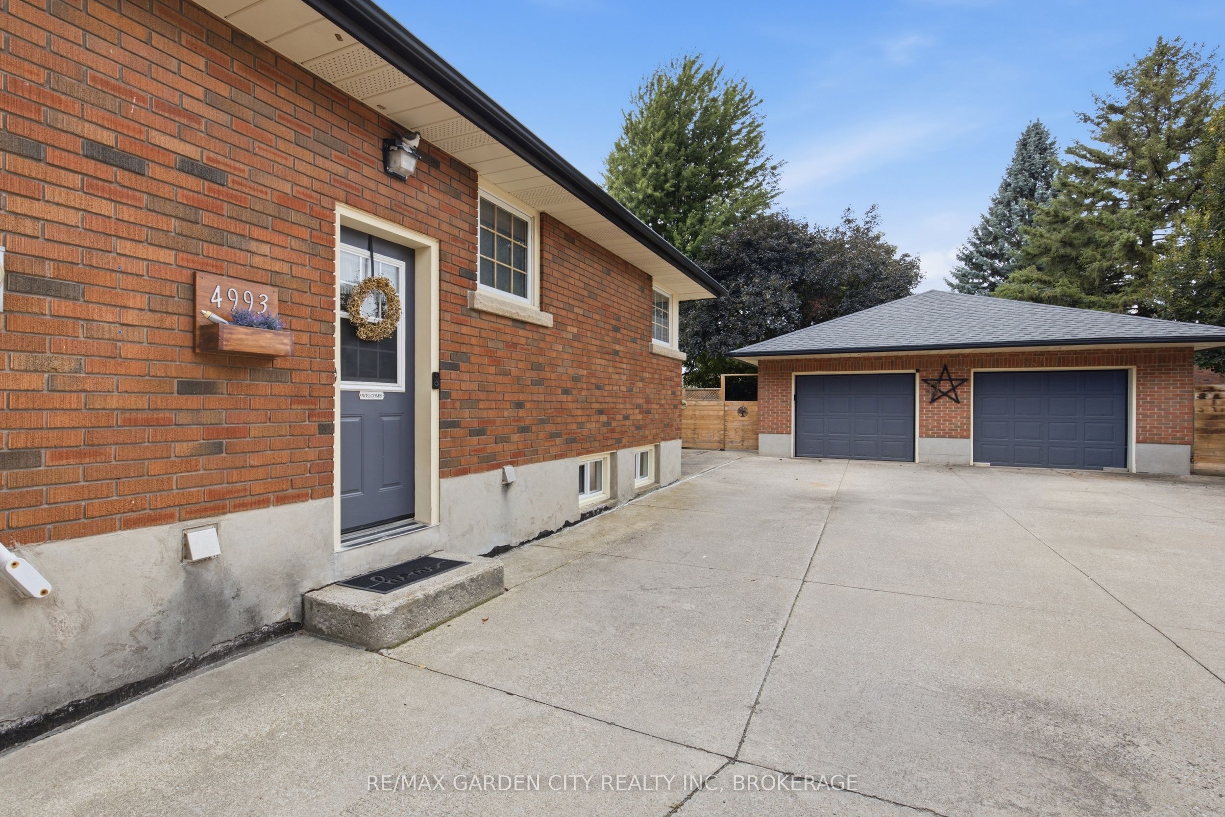 4993 Rendall Crescent Property Photo 5
