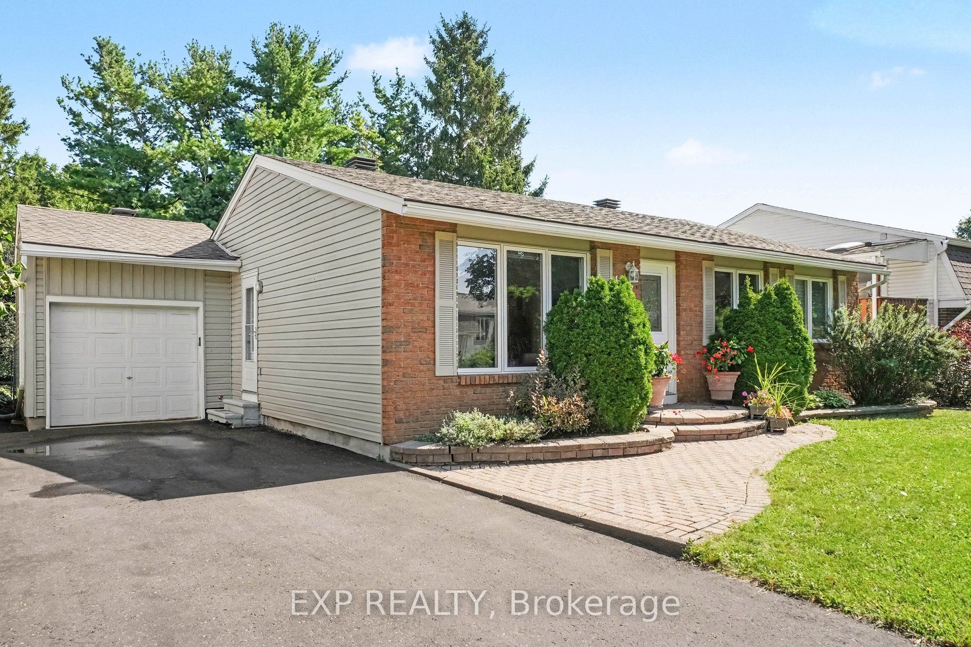 1347 Metz Crescent Property Photo 1