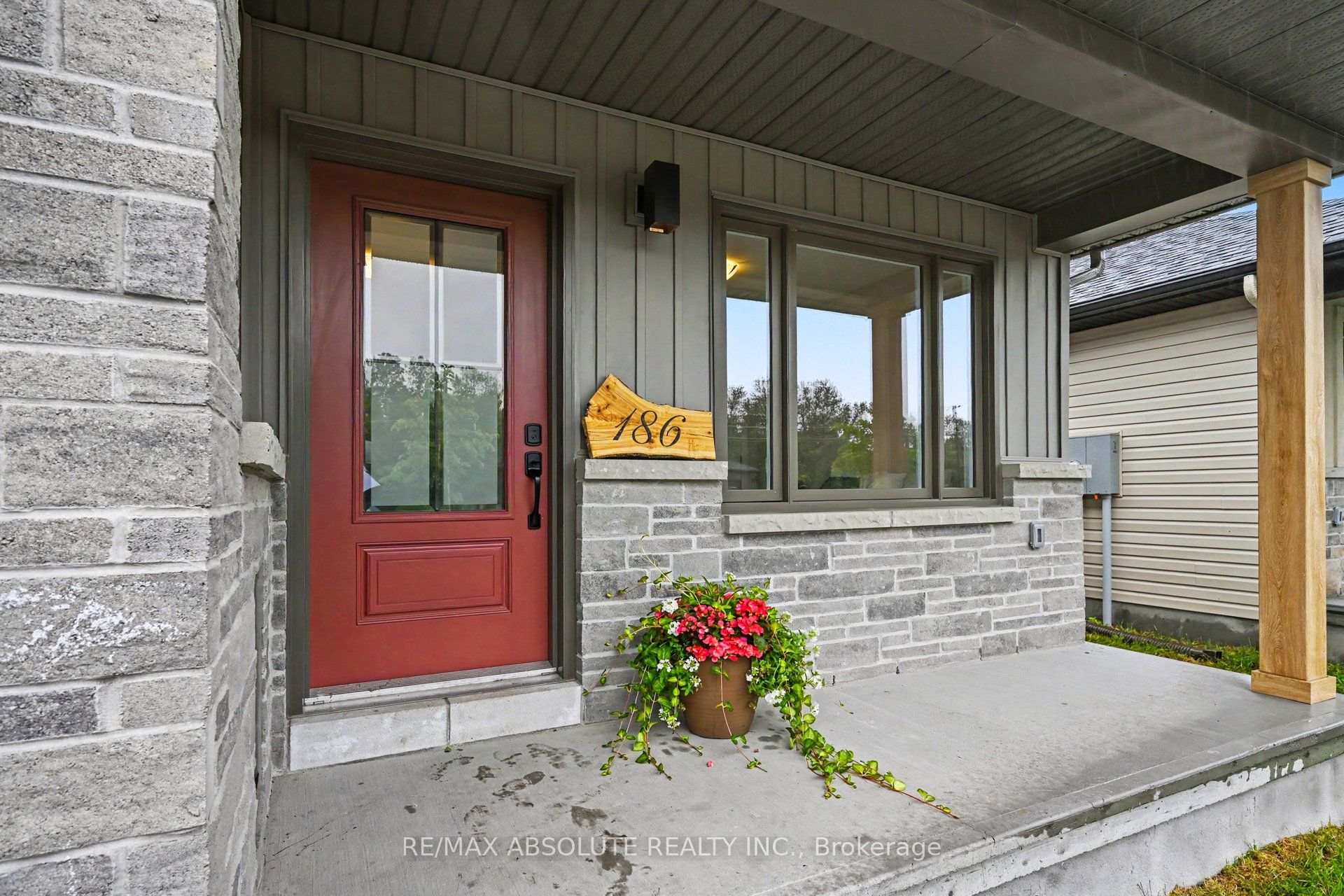 186 Seabert Drive Property Photo 3