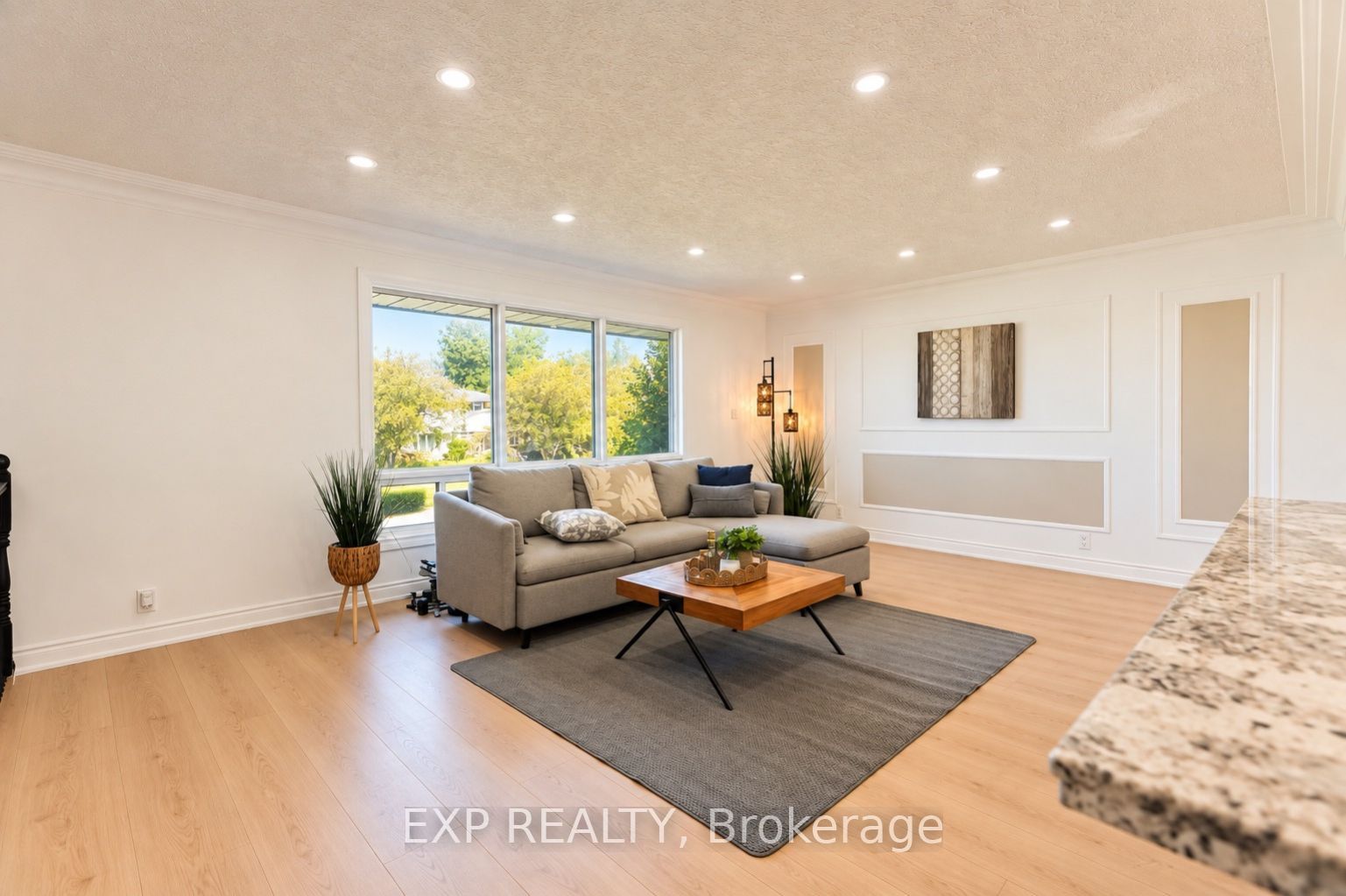 1240 Montrose Avenue Property Photo 6