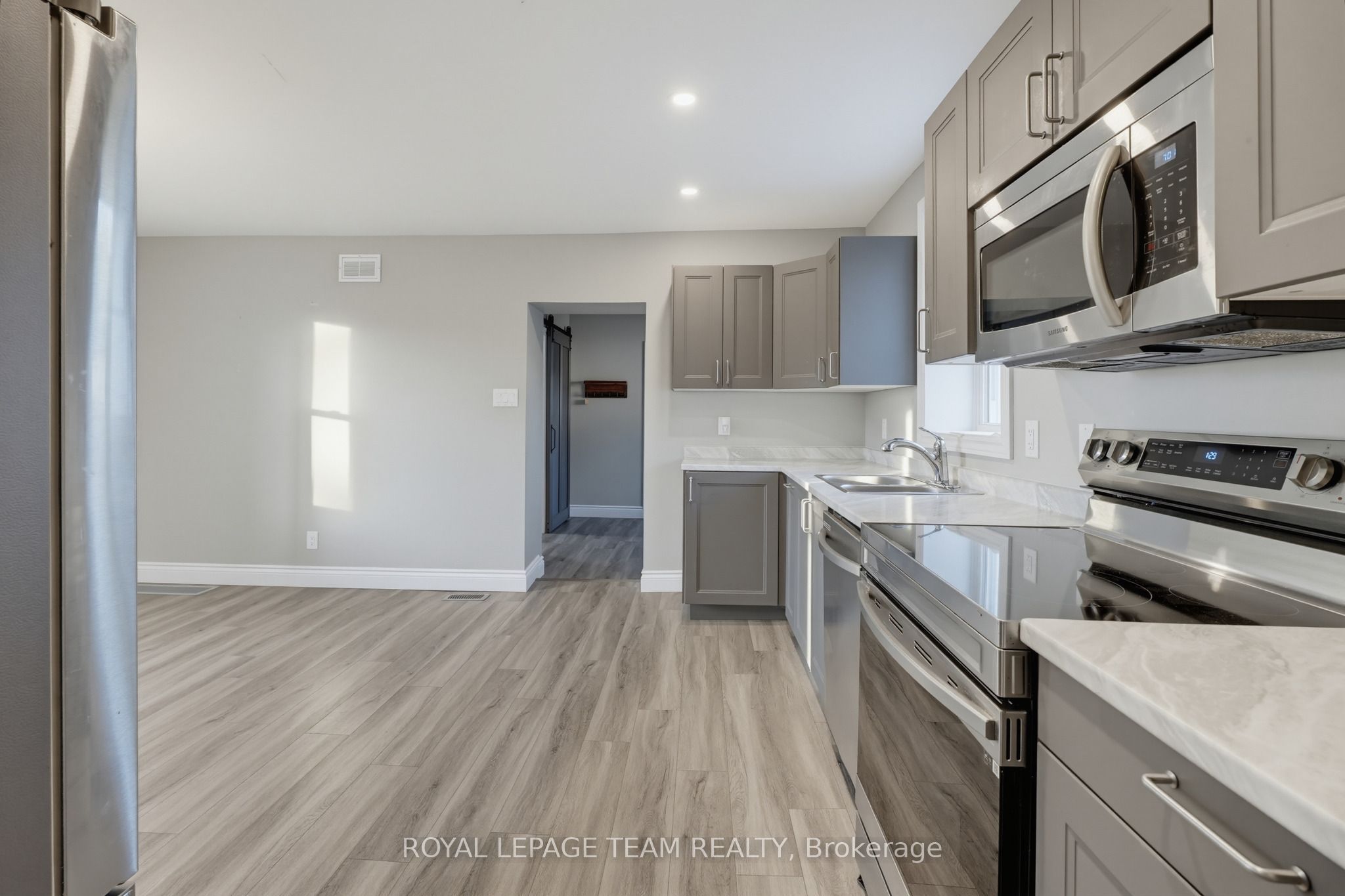 81 Bank Street S Property Photo 5