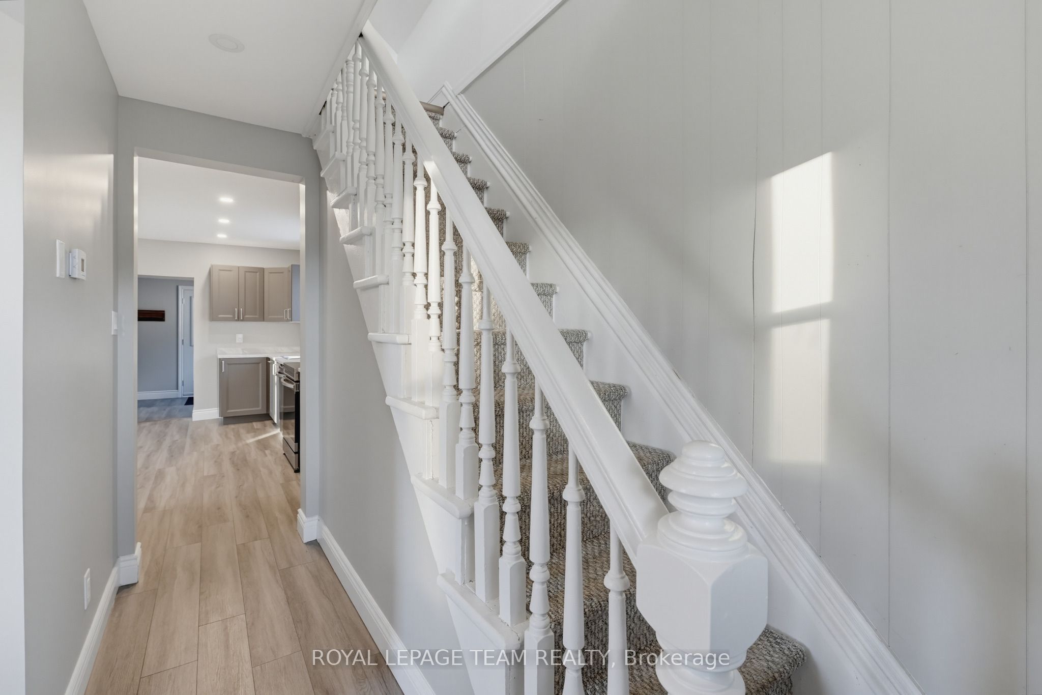 81 Bank Street S Property Photo 17