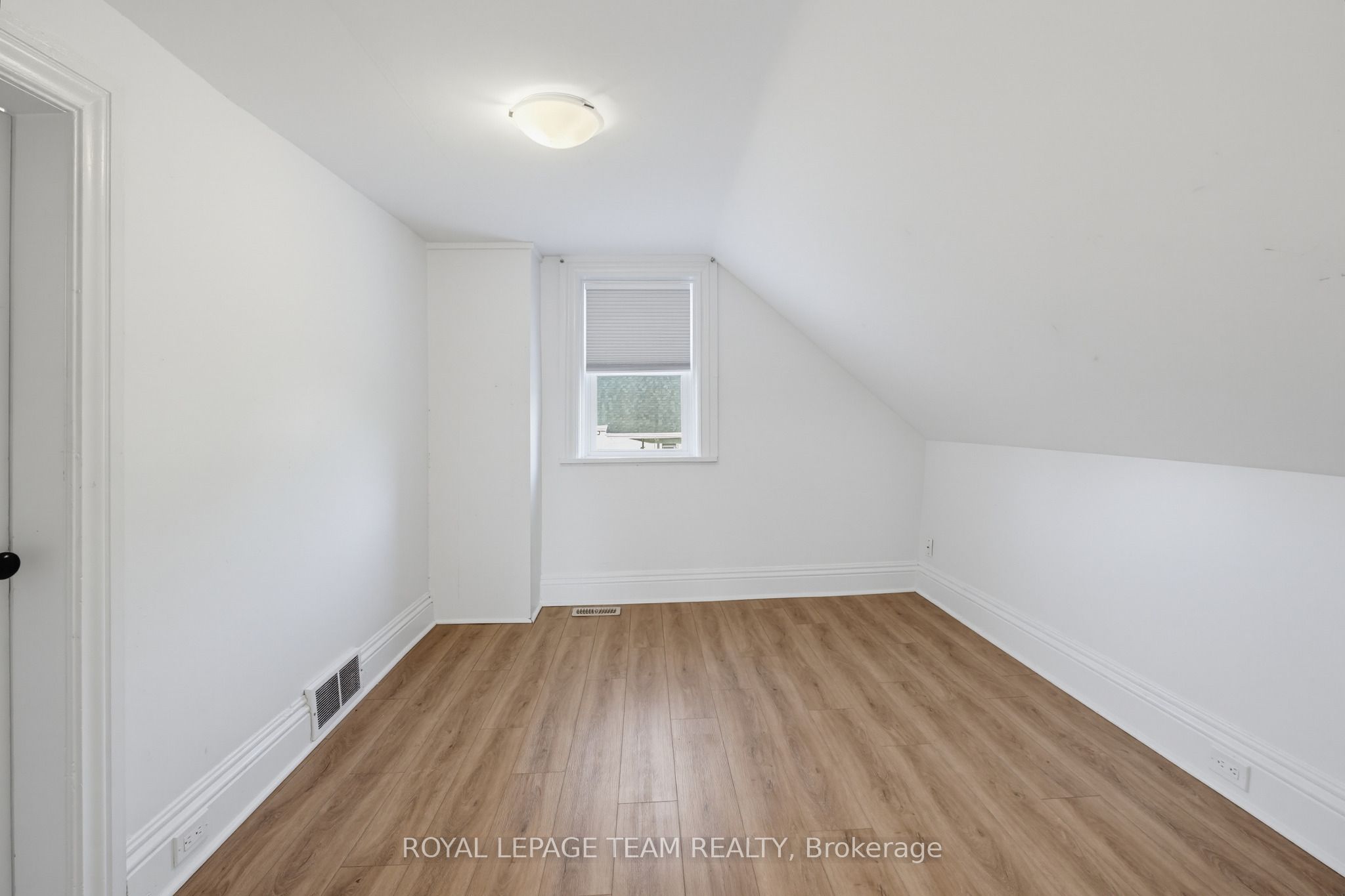 81 Bank Street S Property Photo 22
