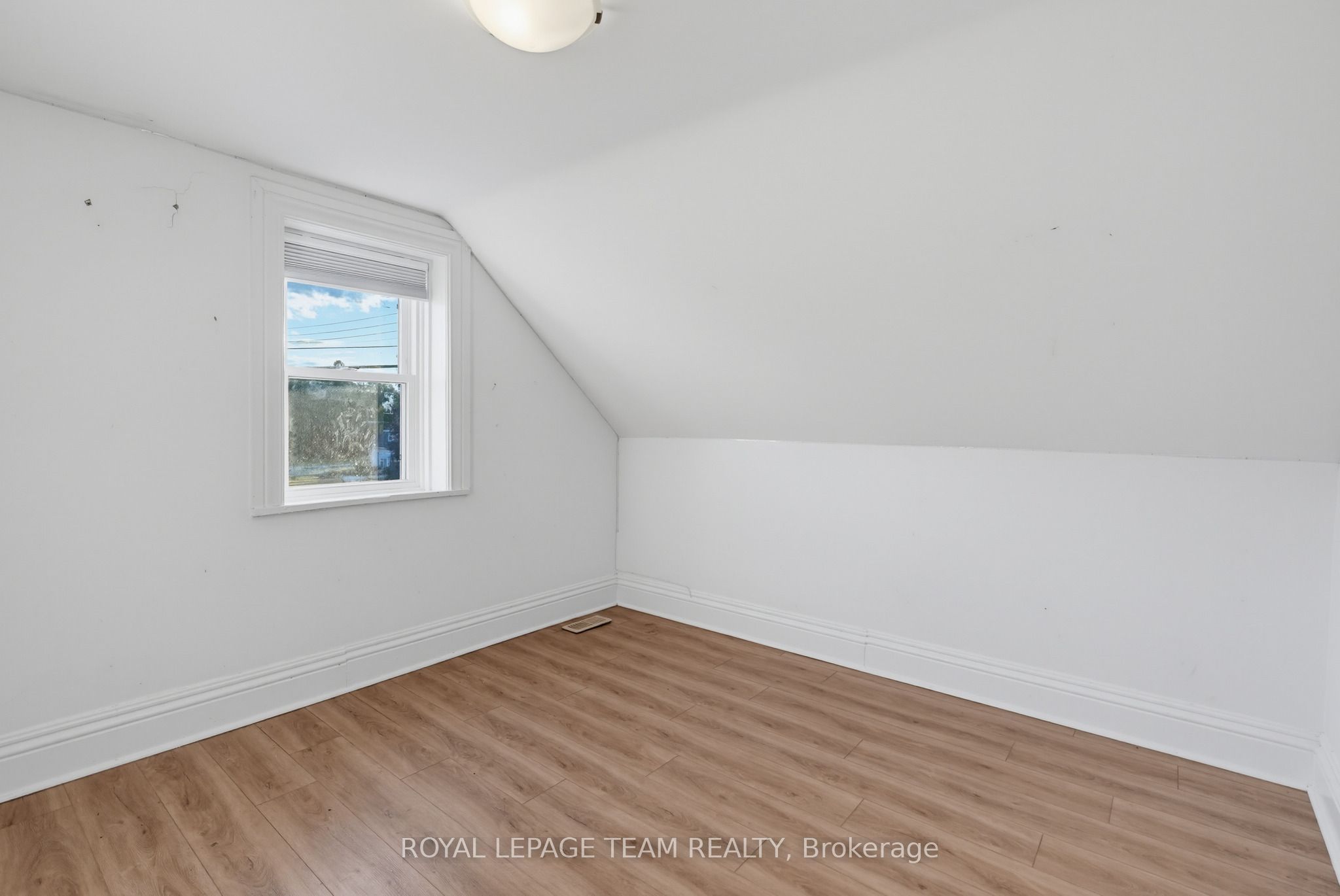81 Bank Street S Property Photo 23