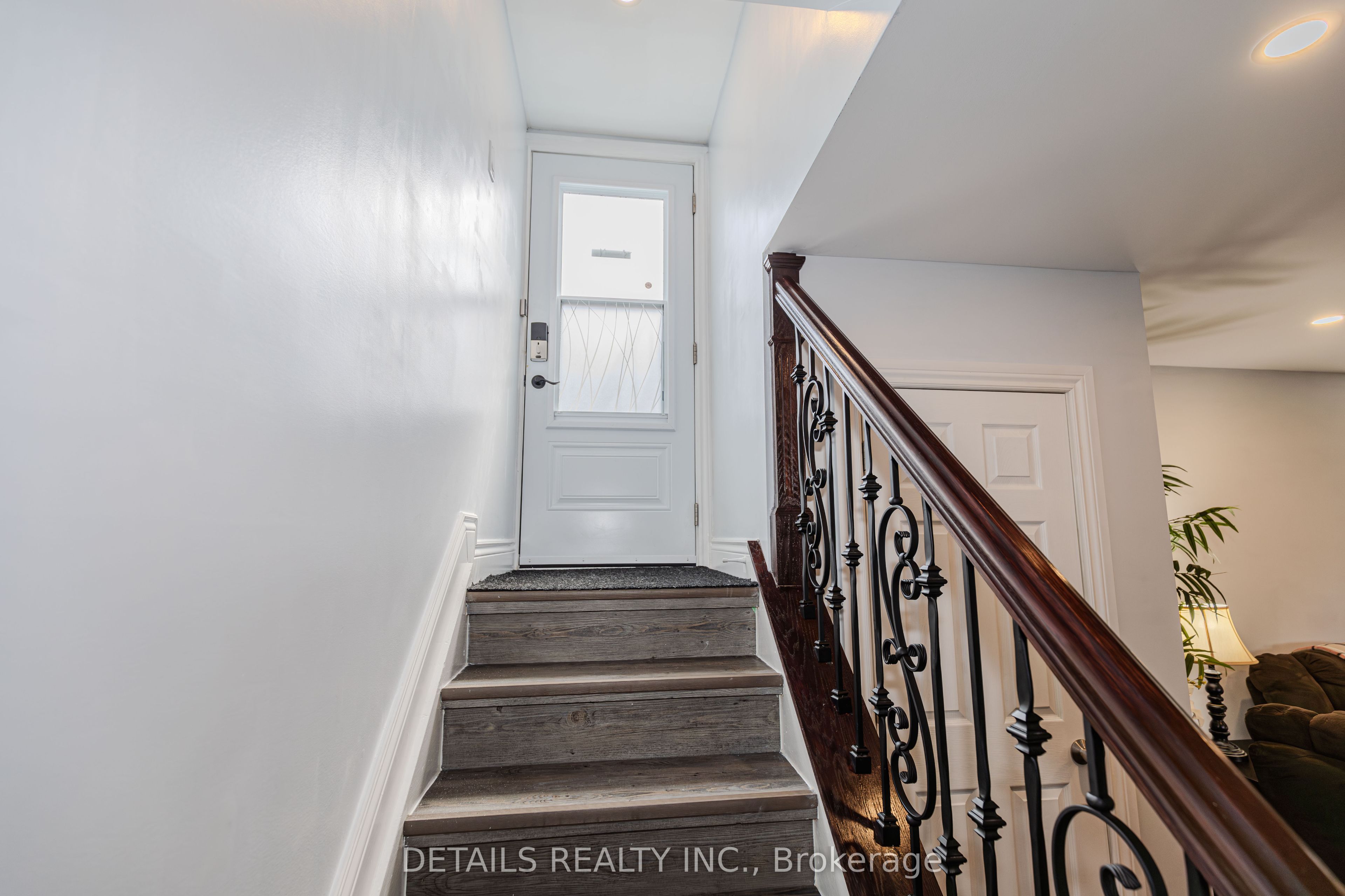 7 Kerry Crescent E Property Photo 3