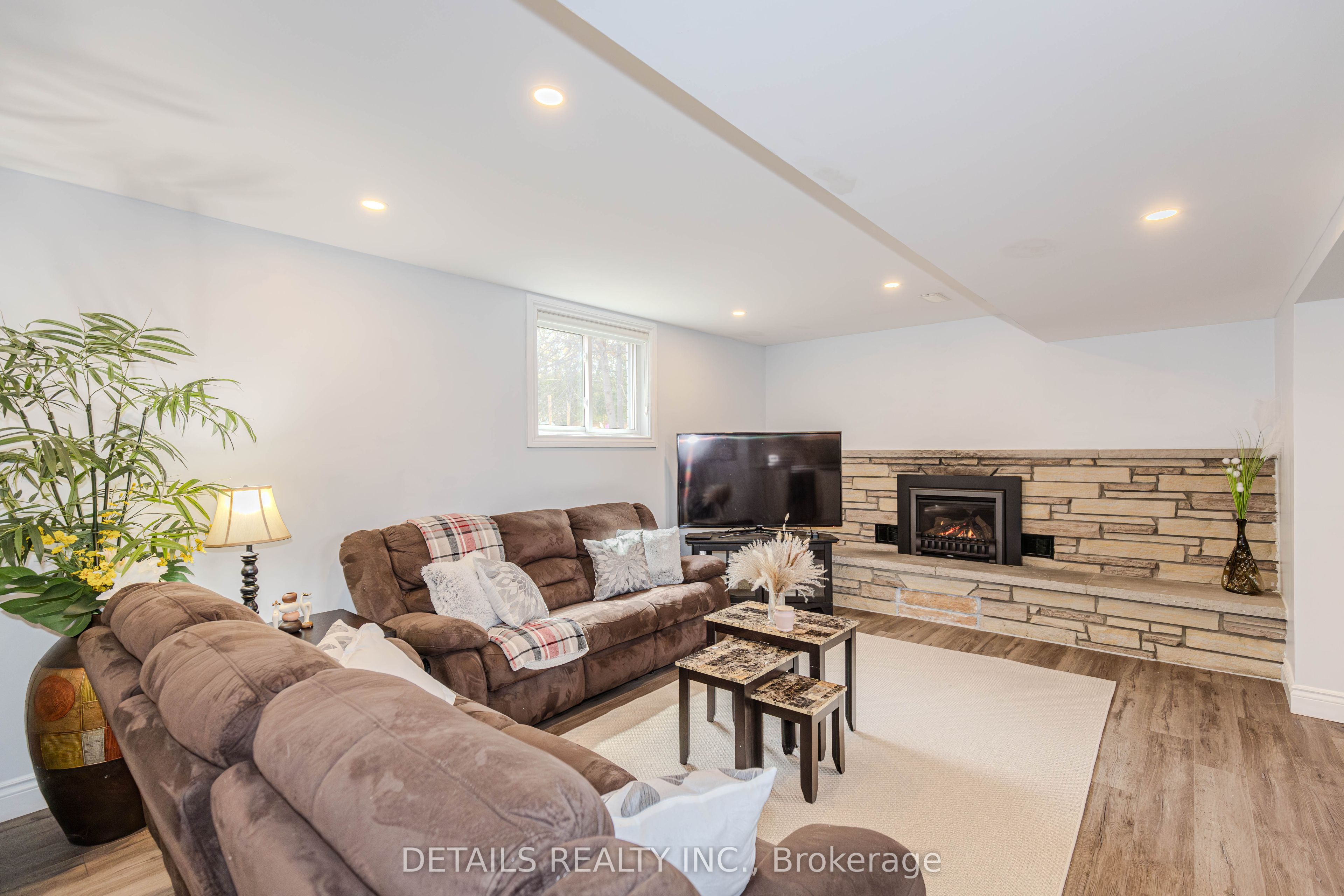 7 Kerry Crescent E Property Photo 11