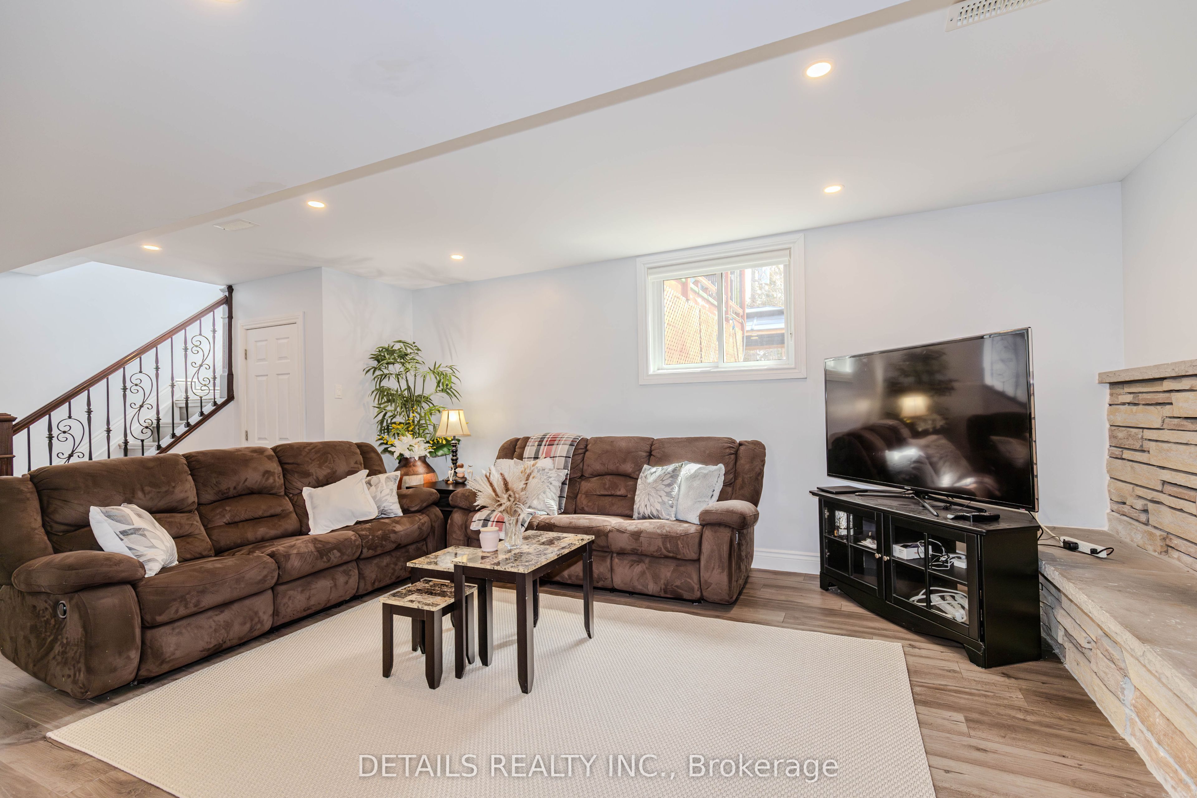 7 Kerry Crescent E Property Photo 12