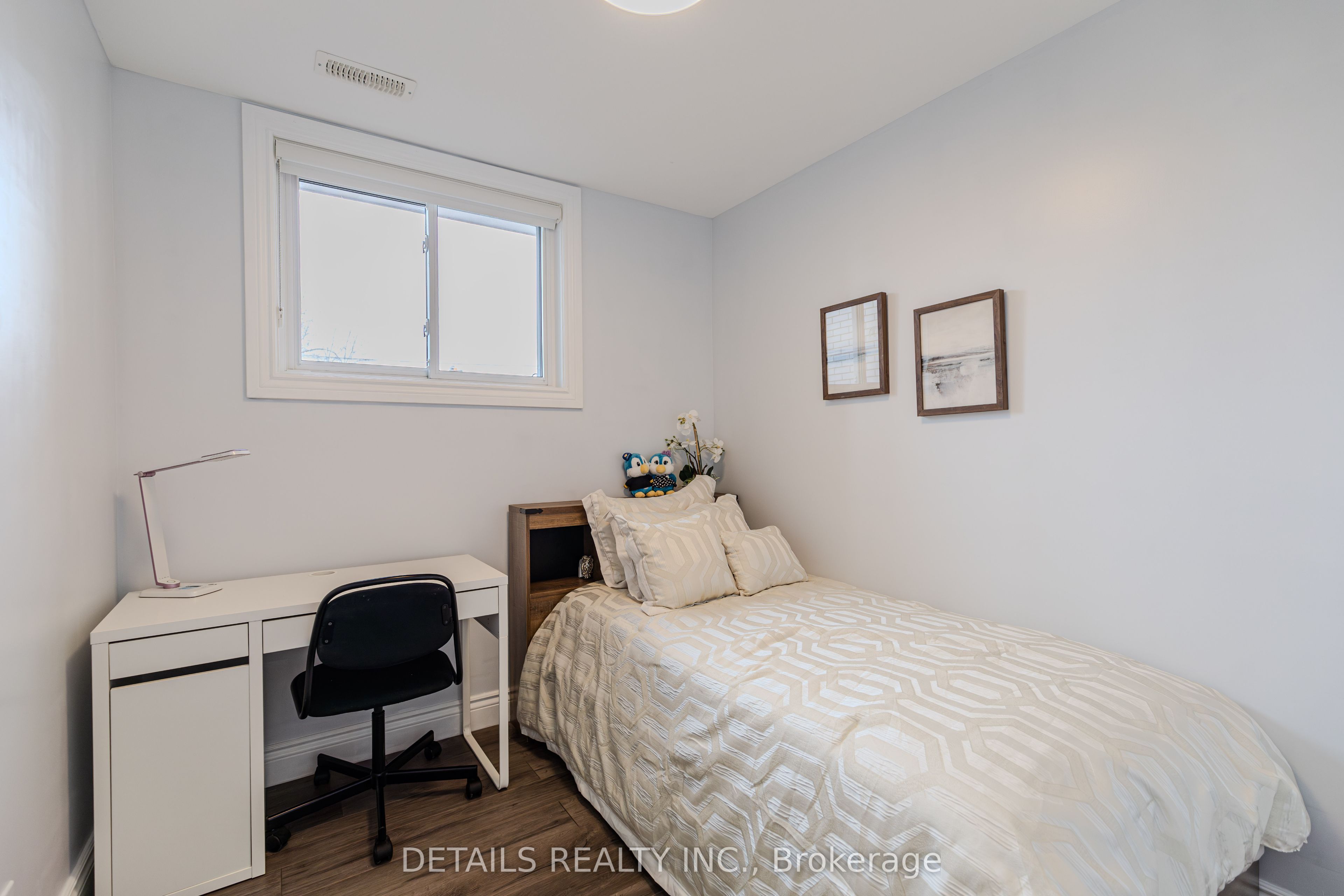 7 Kerry Crescent E Property Photo 20