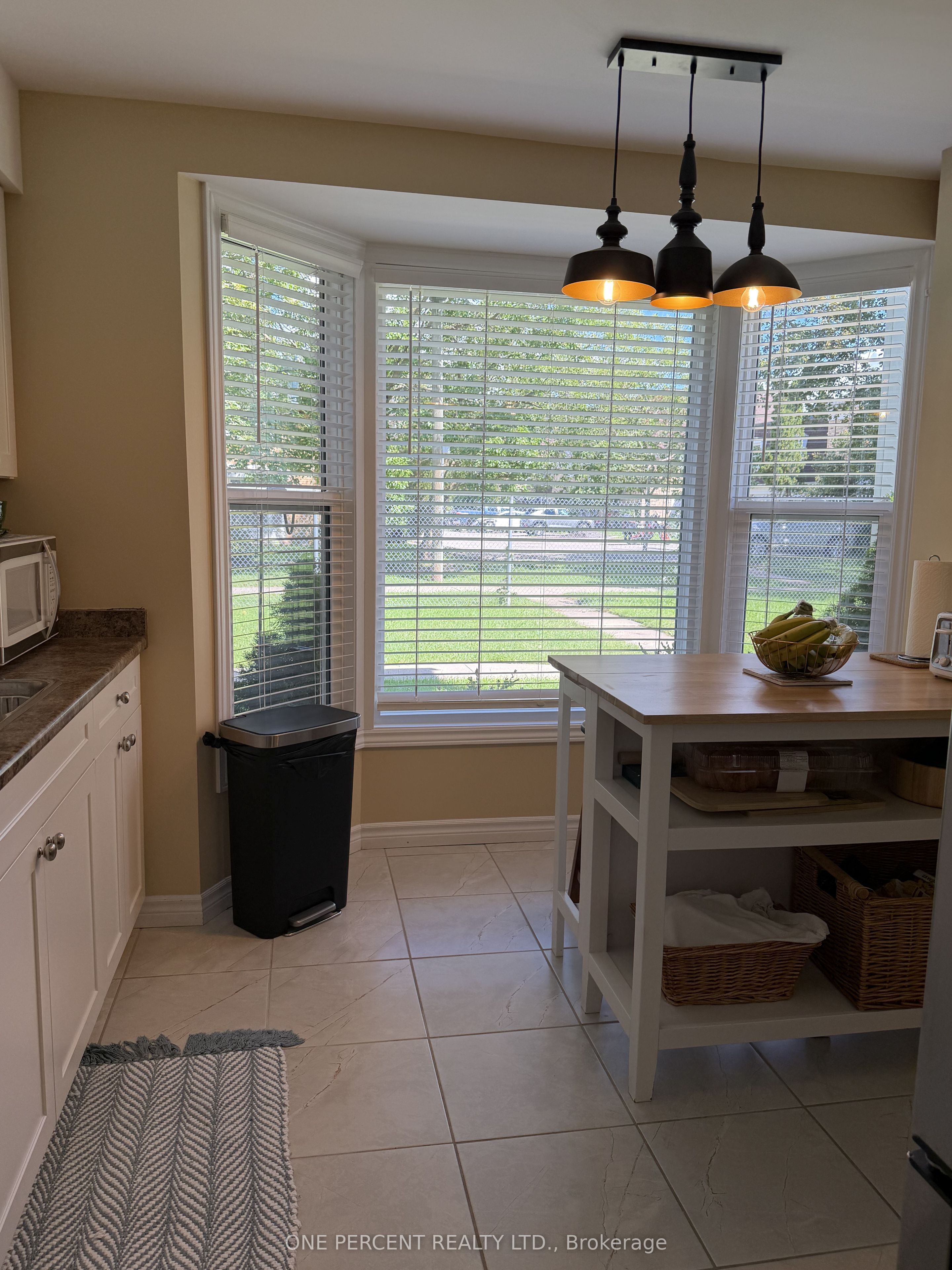 48 Arbour Glen Crescent Property Photo 3