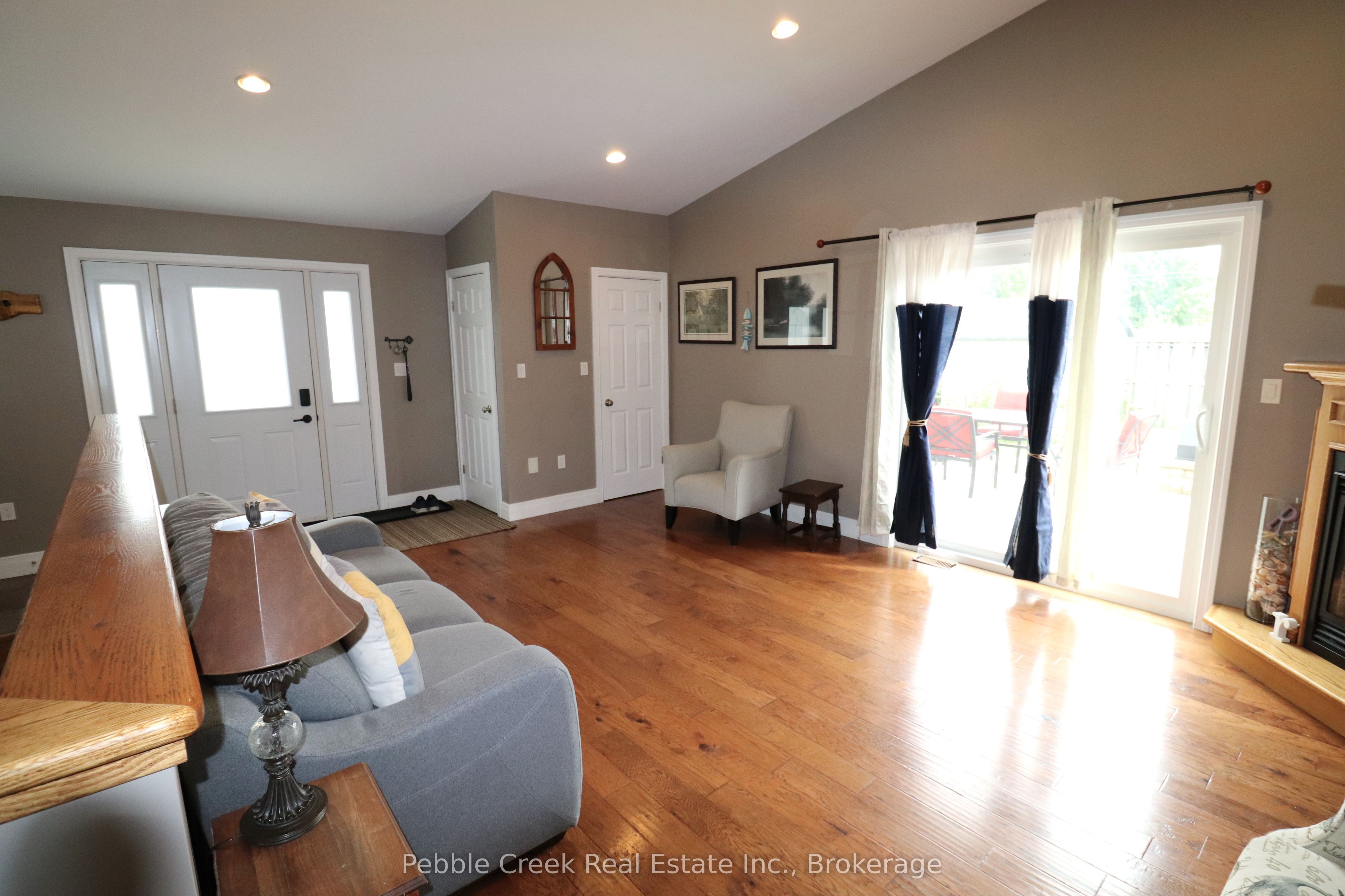 206 Picton Street E Property Photo 1