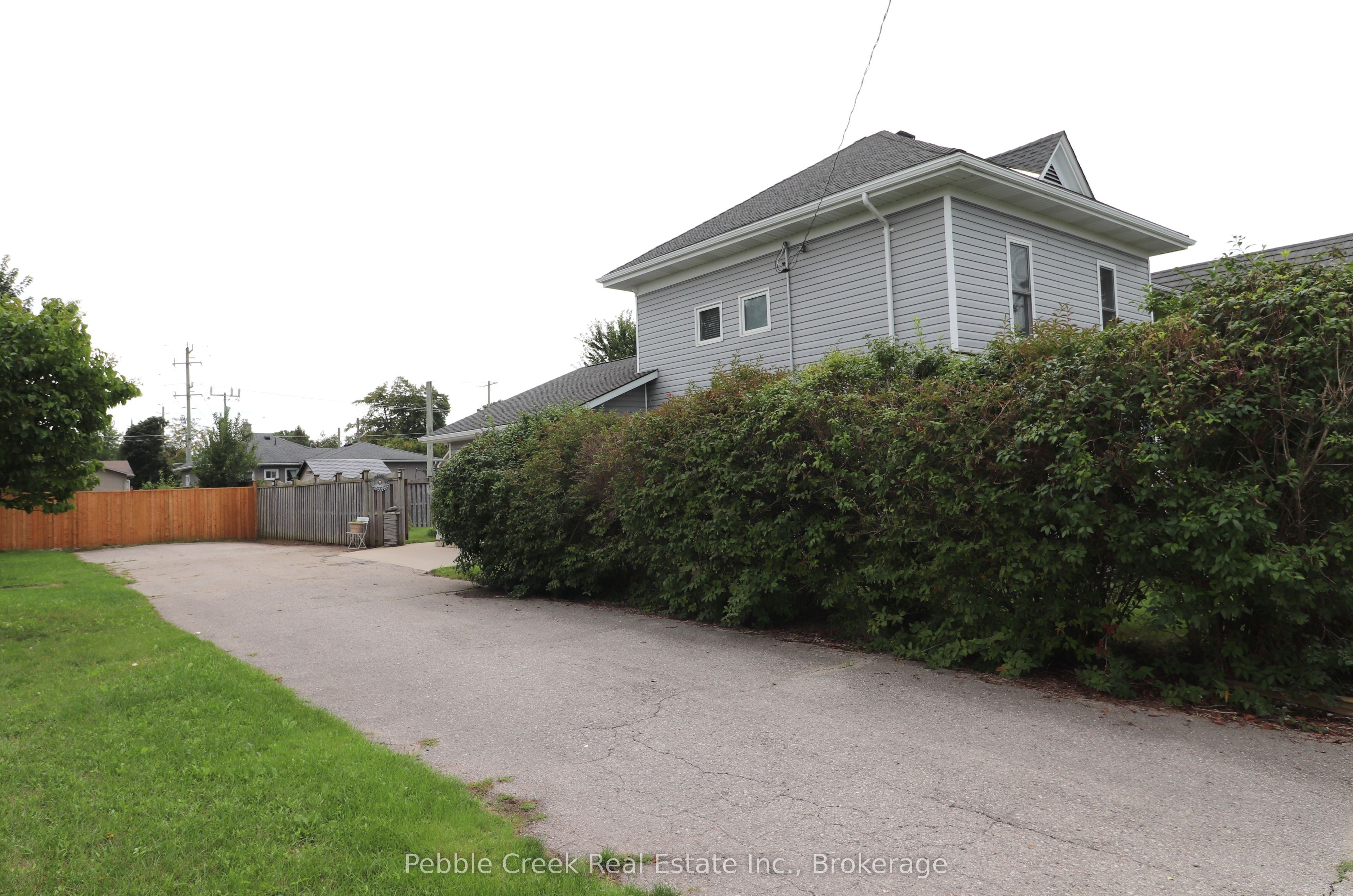206 Picton Street E Property Photo 4