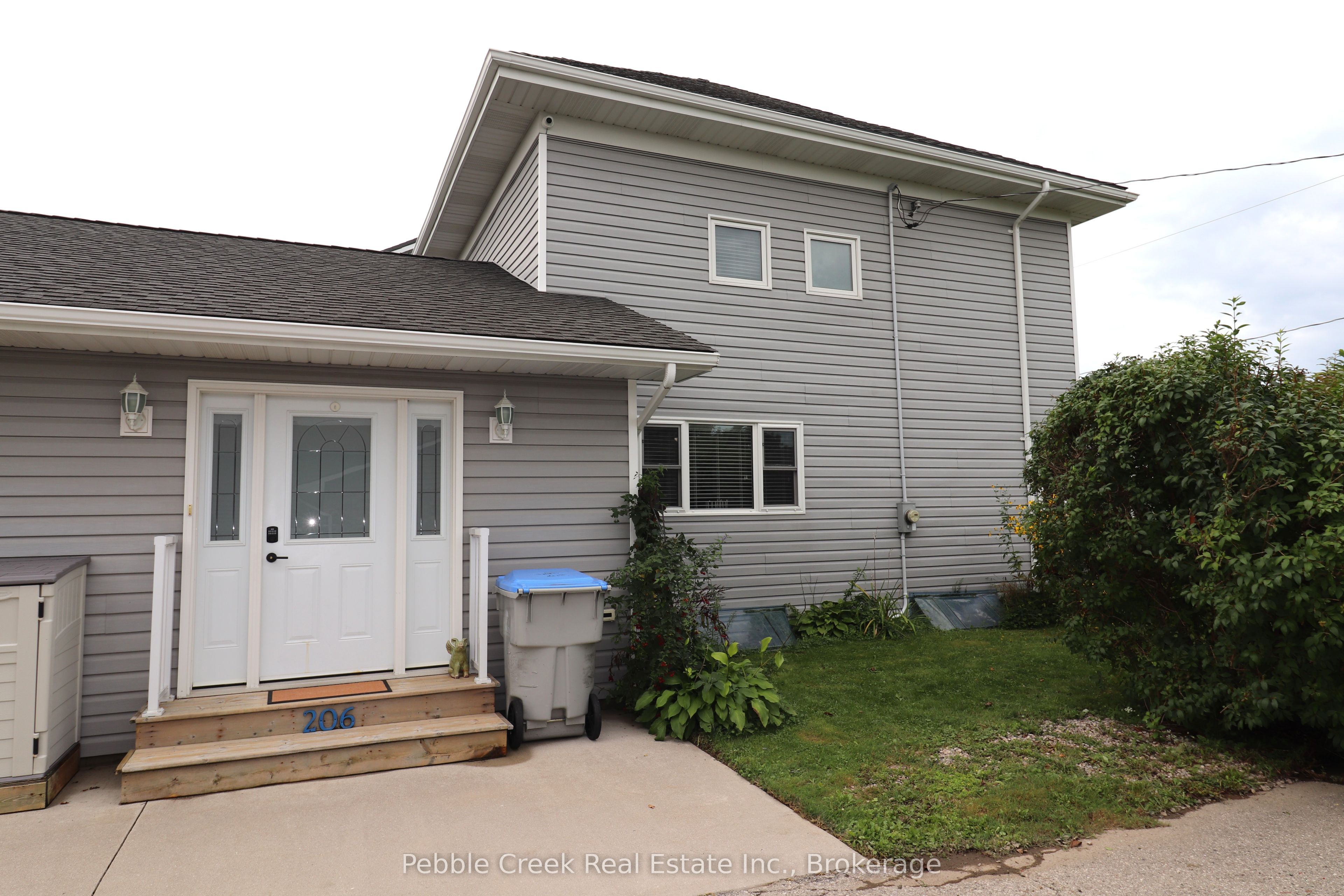 206 Picton Street E Property Photo 5