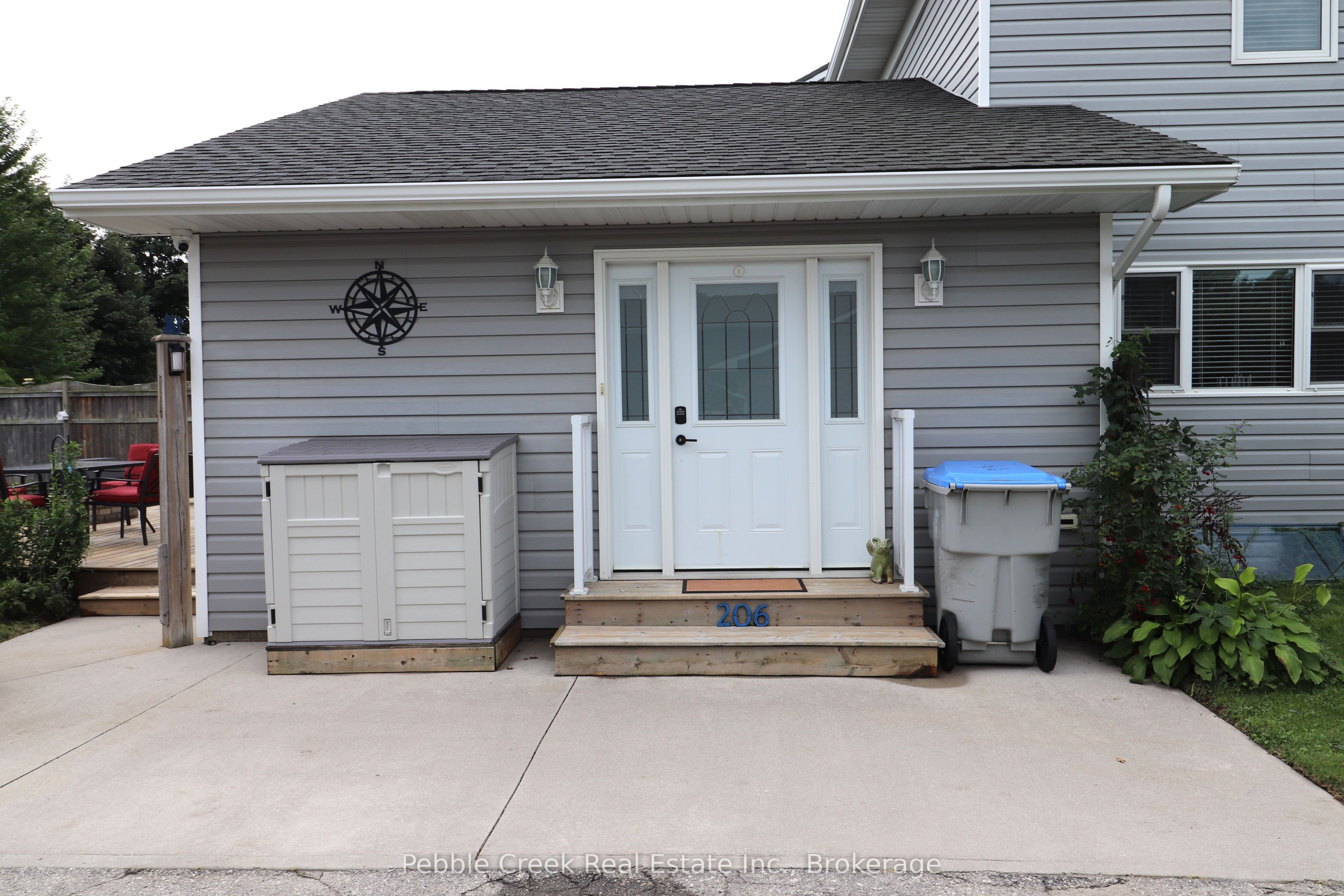 206 Picton Street E Property Photo 6