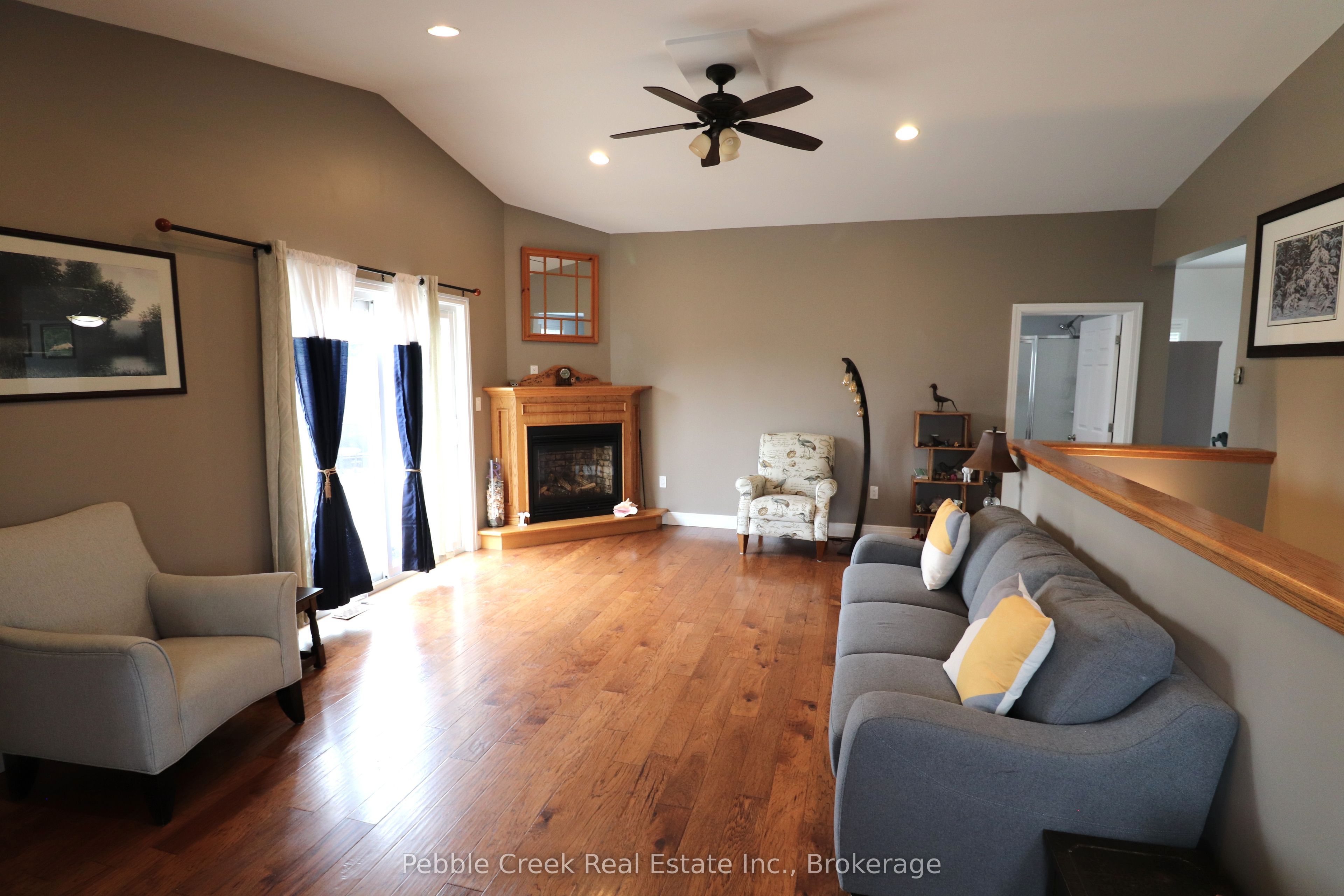 206 Picton Street E Property Photo 8
