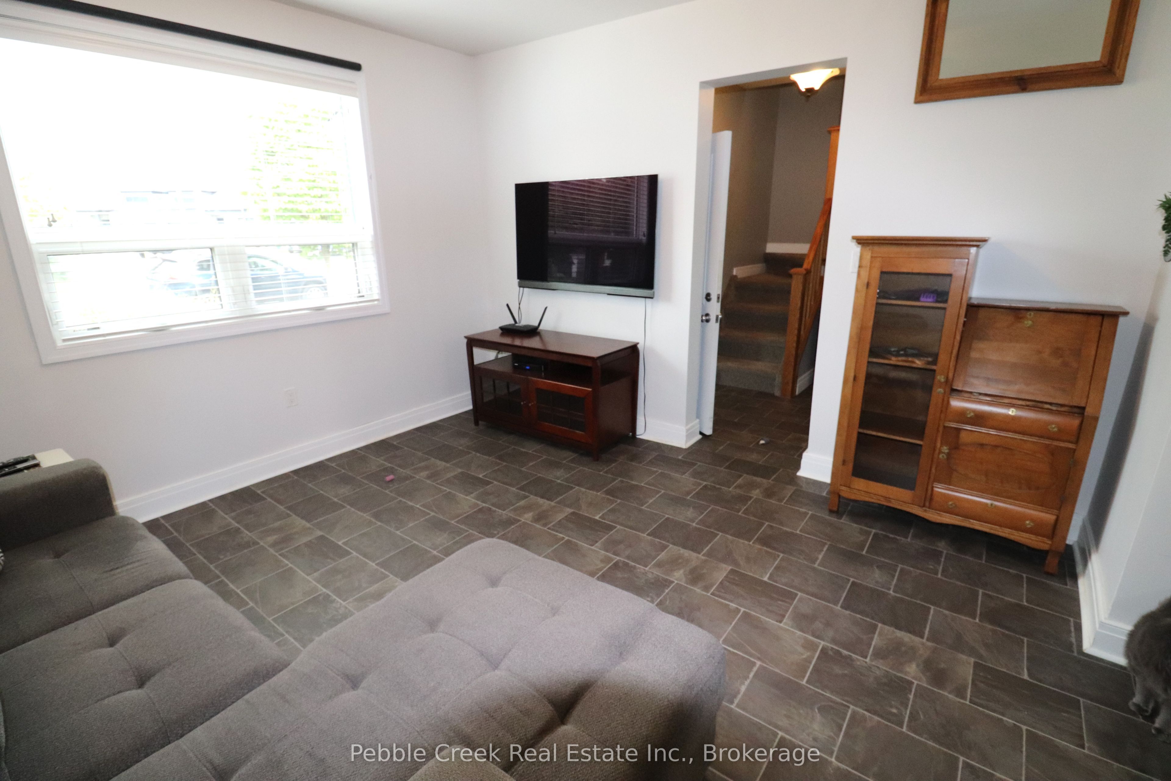 206 Picton Street E Property Photo 20