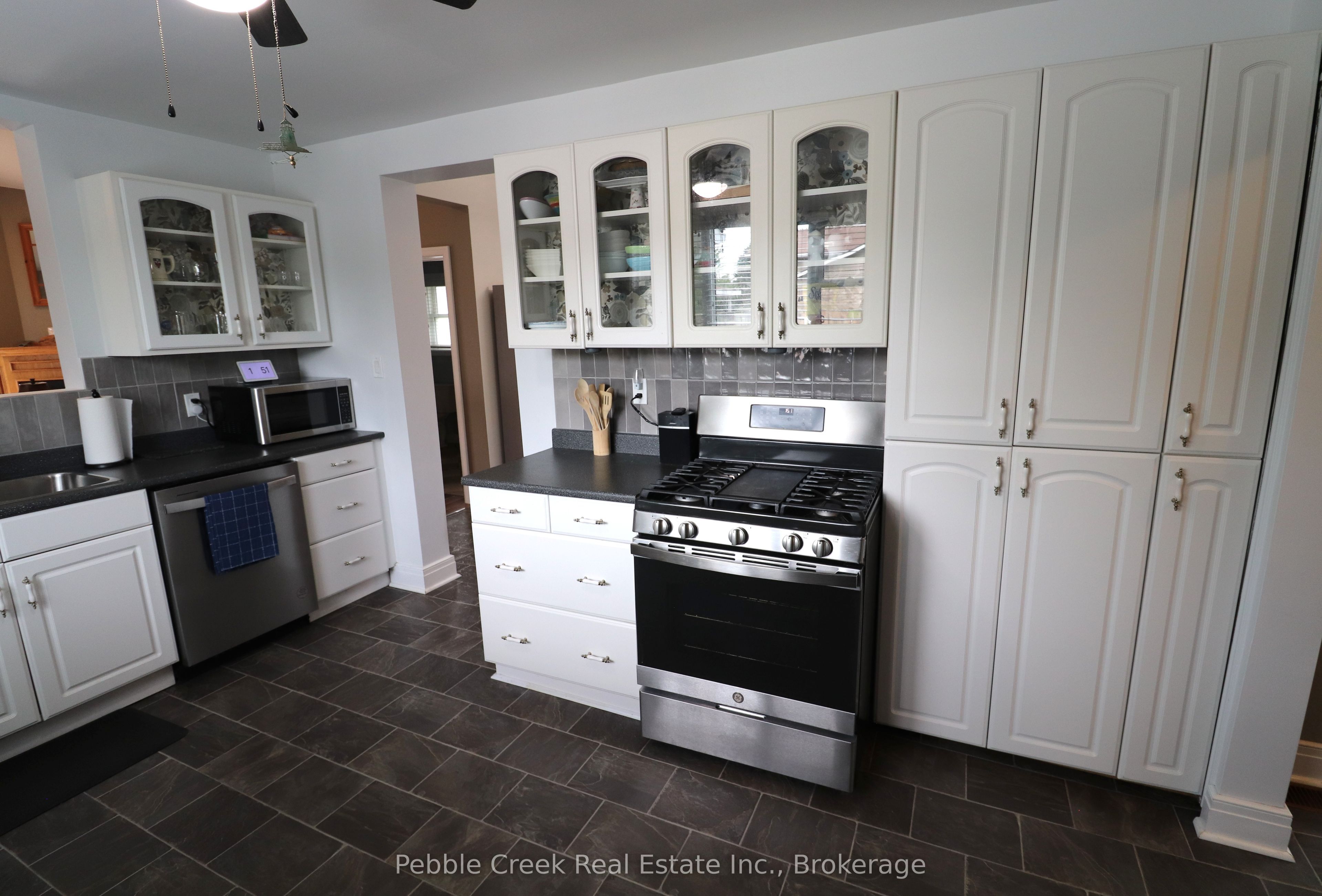 206 Picton Street E Property Photo 21
