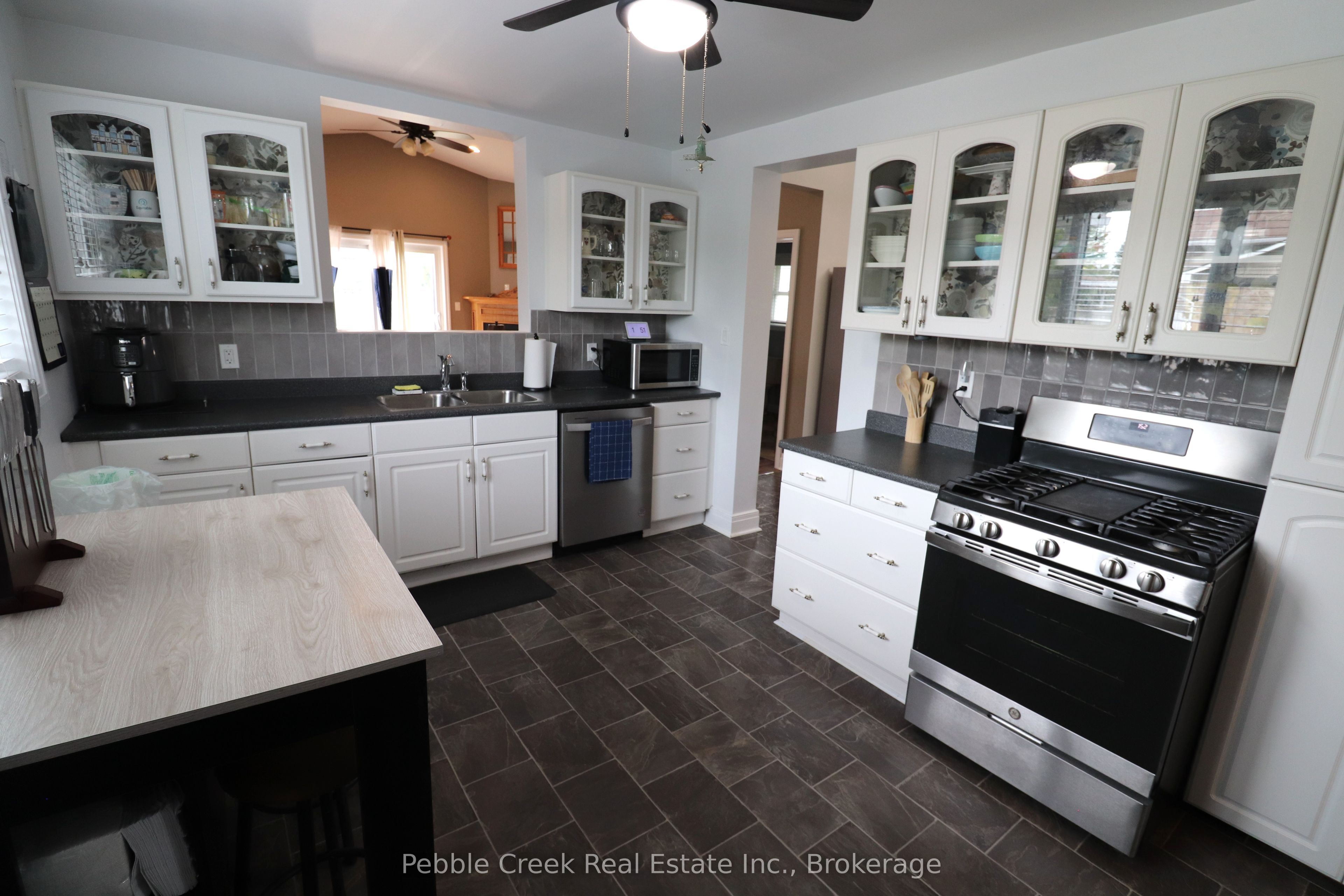 206 Picton Street E Property Photo 22