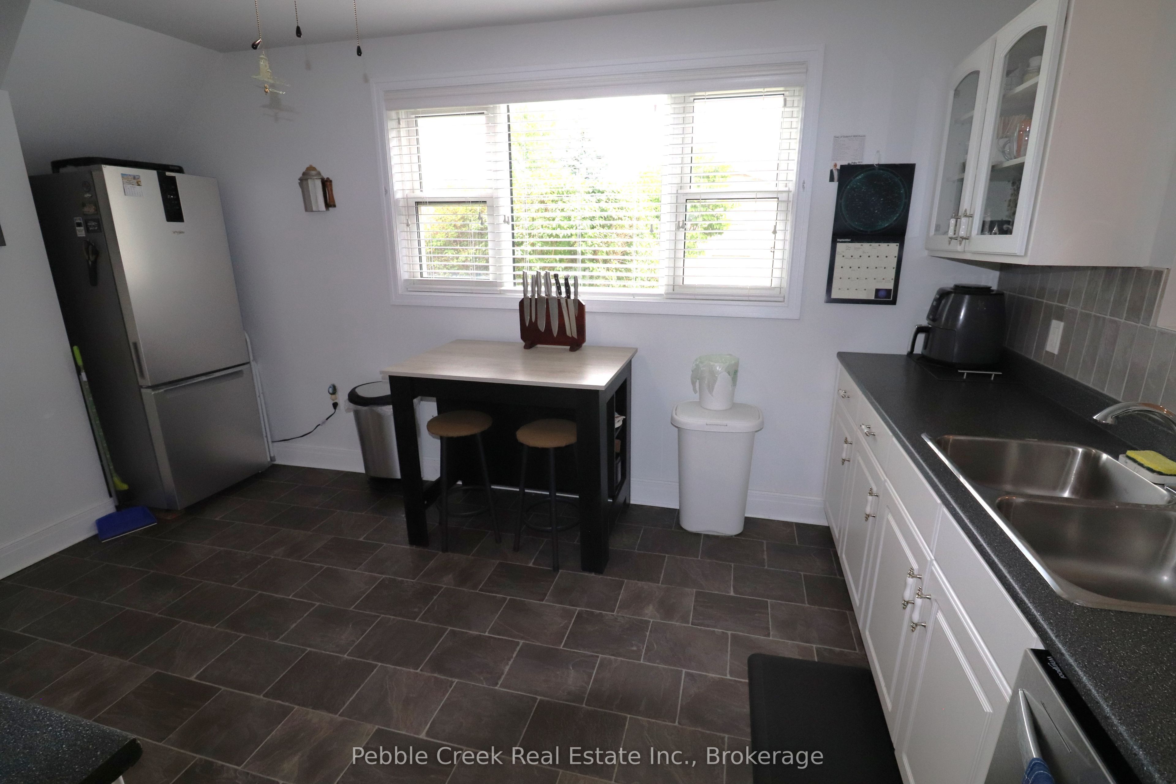 206 Picton Street E Property Photo 23
