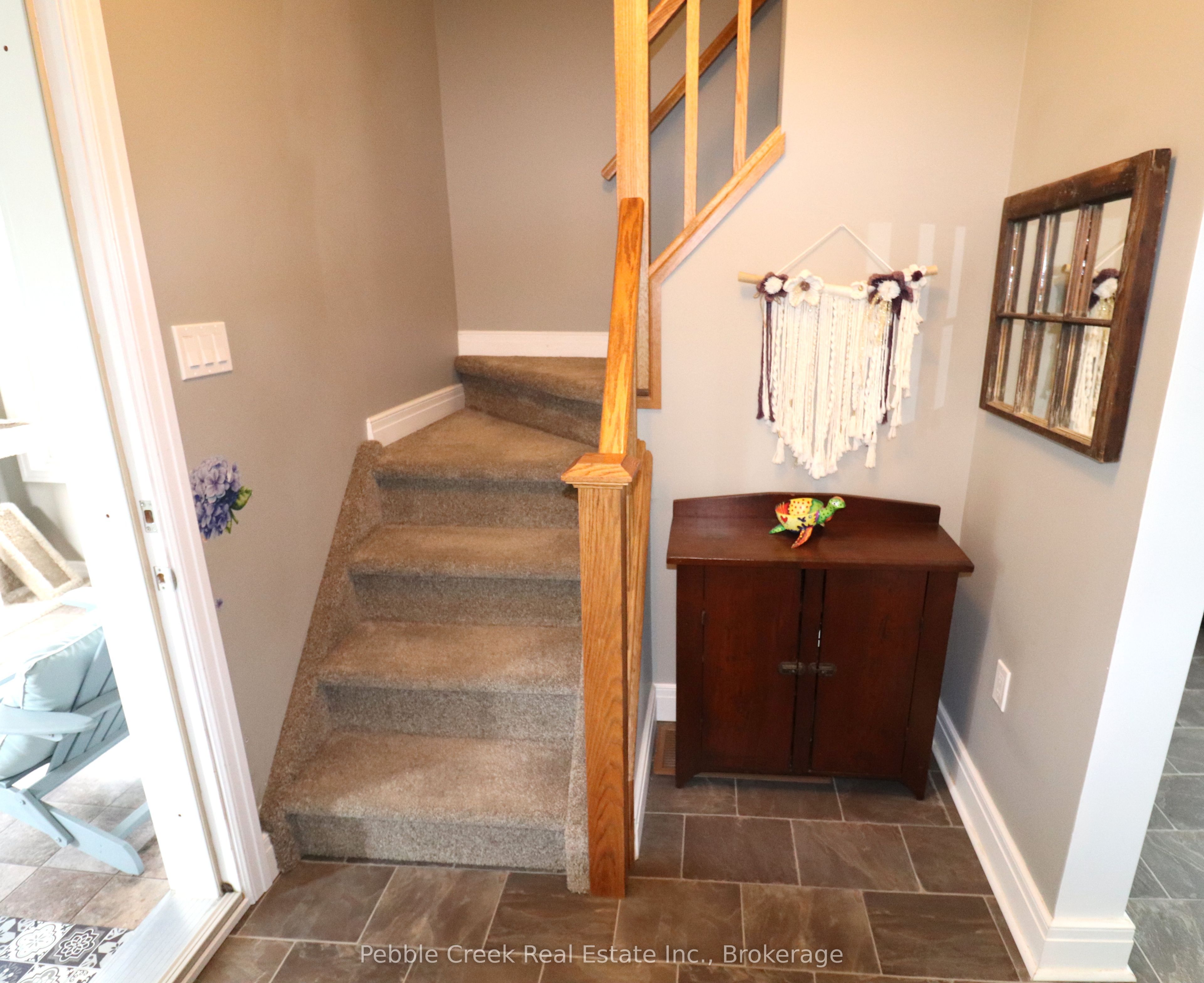 206 Picton Street E Property Photo 24