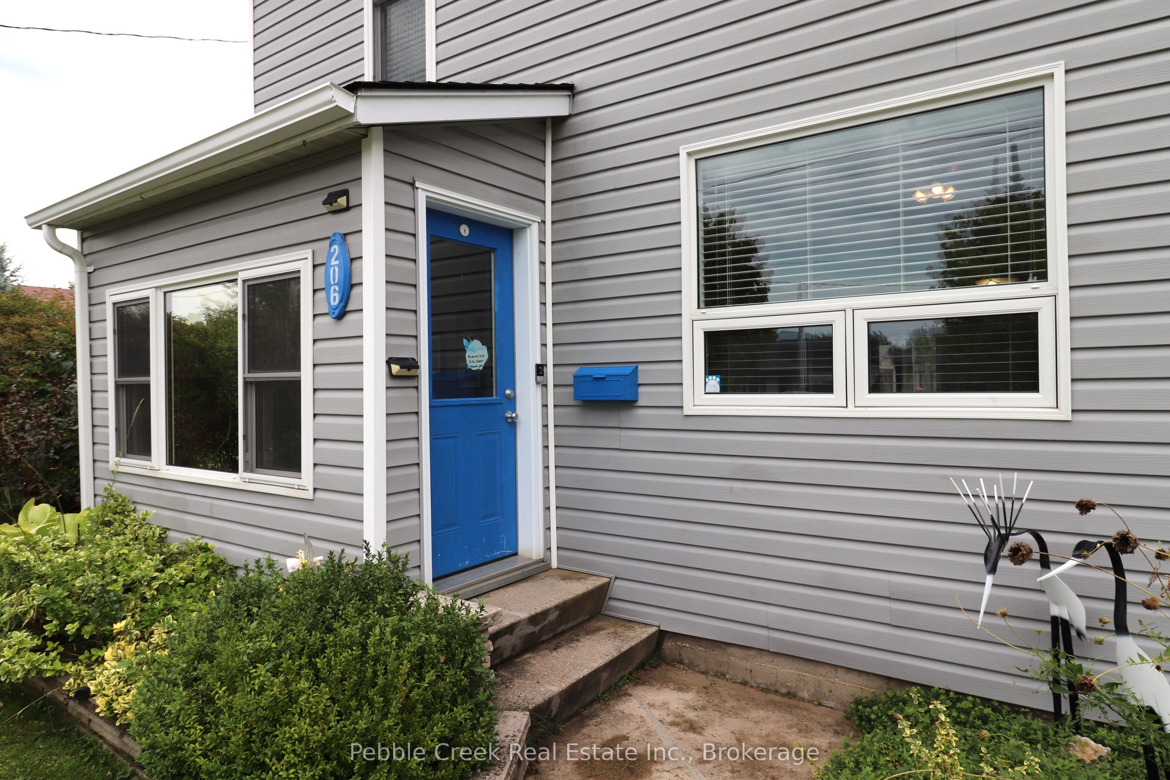 206 Picton Street E Property Photo 42