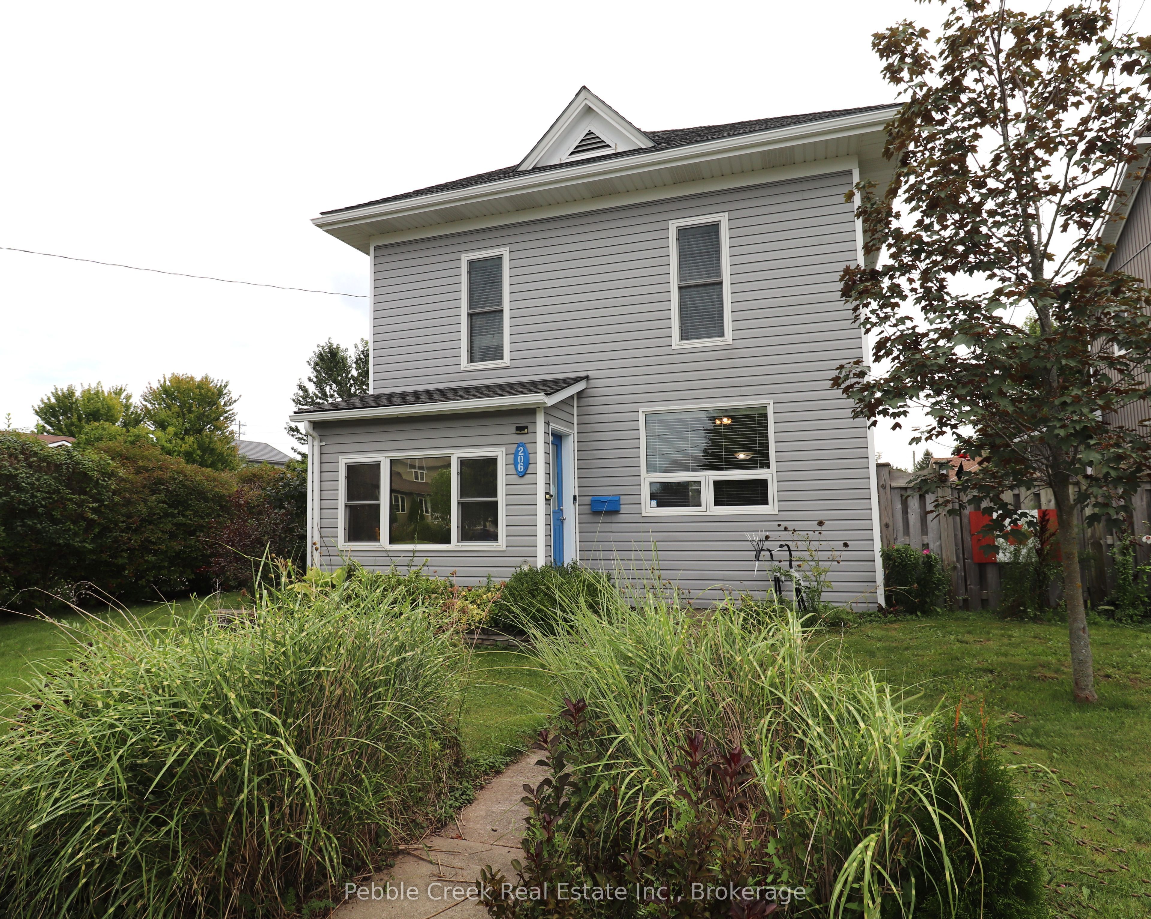 206 Picton Street E Property Photo 43