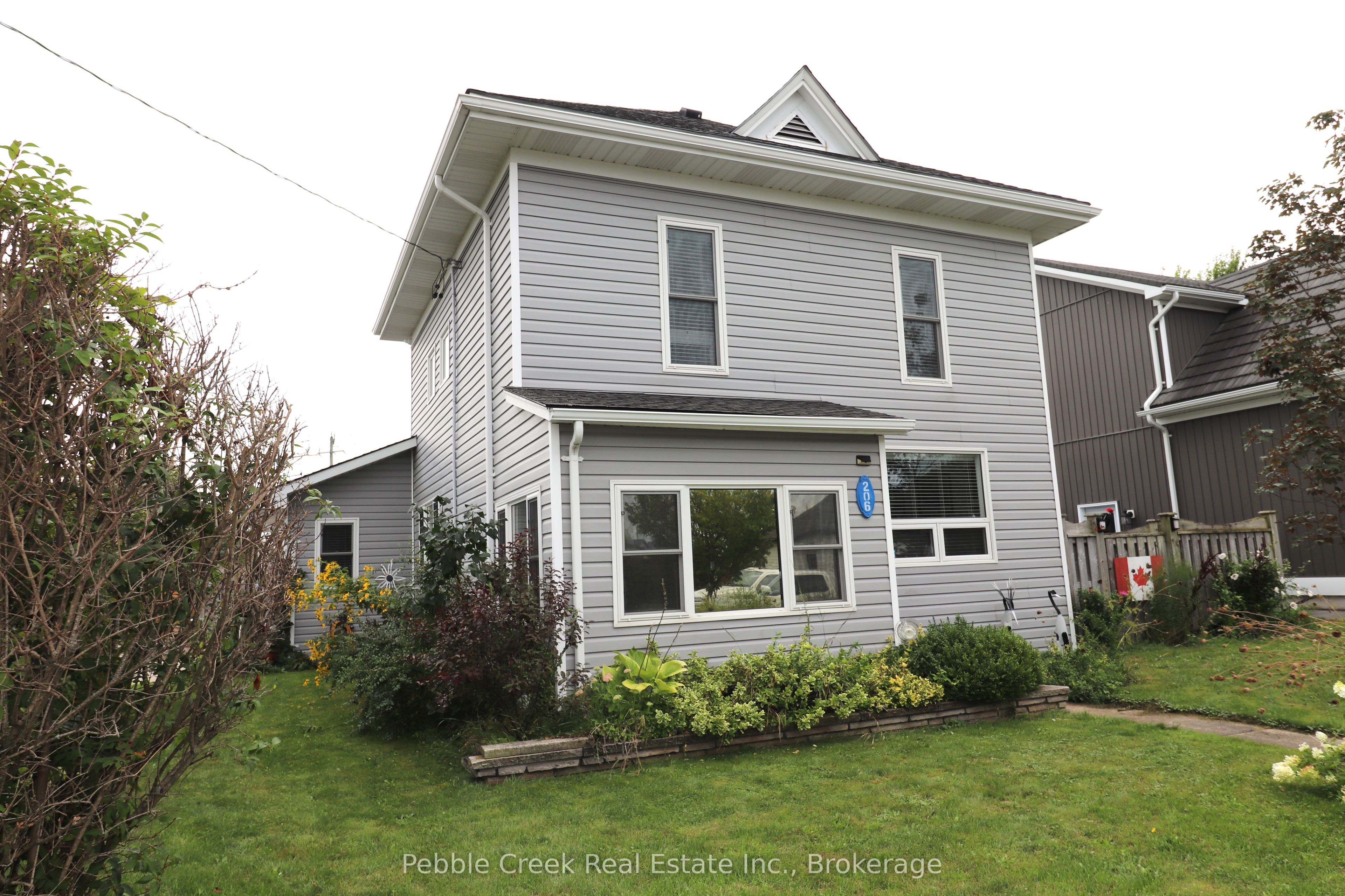 206 Picton Street E Property Photo 44