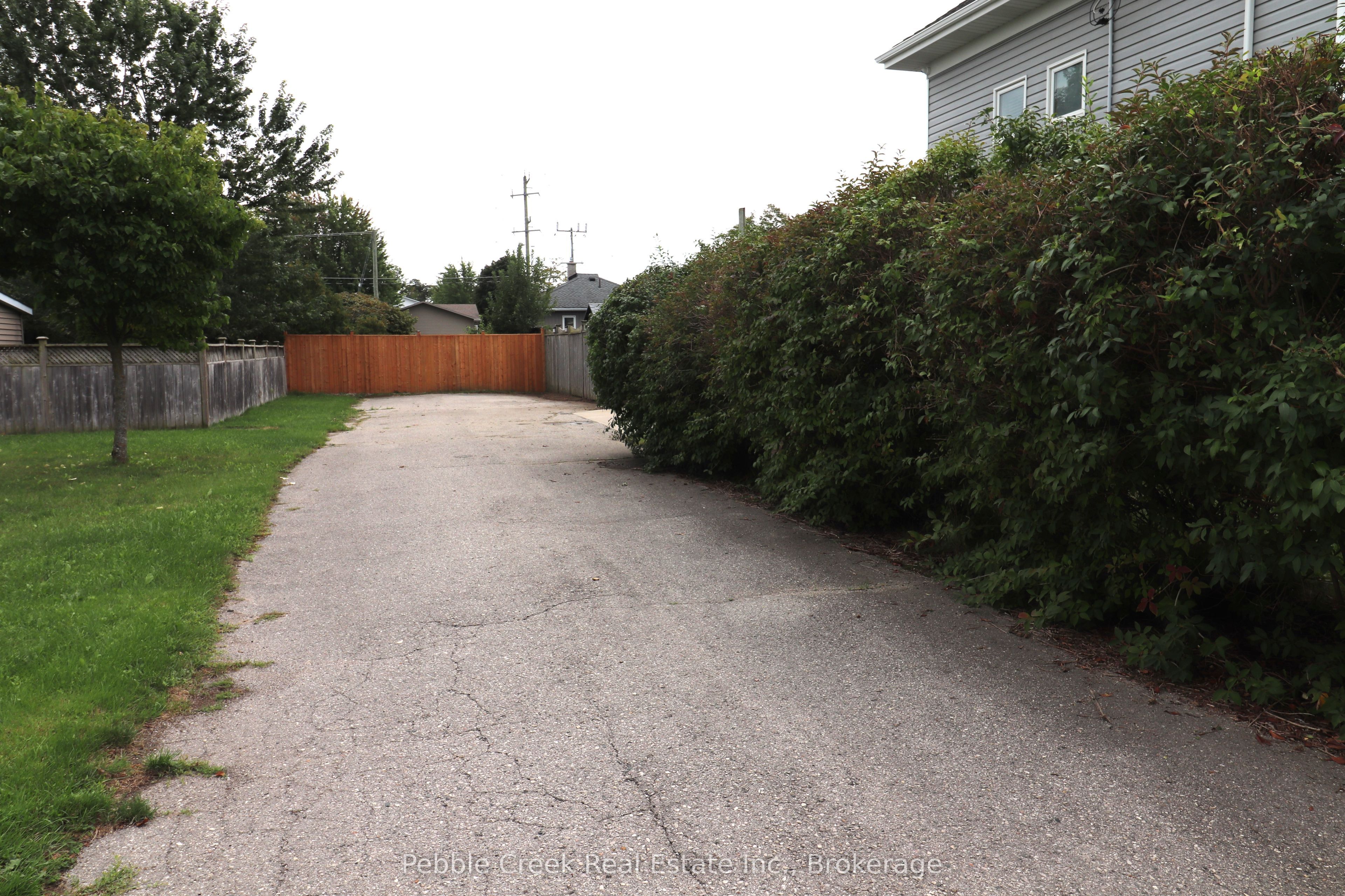 206 Picton Street E Property Photo 45