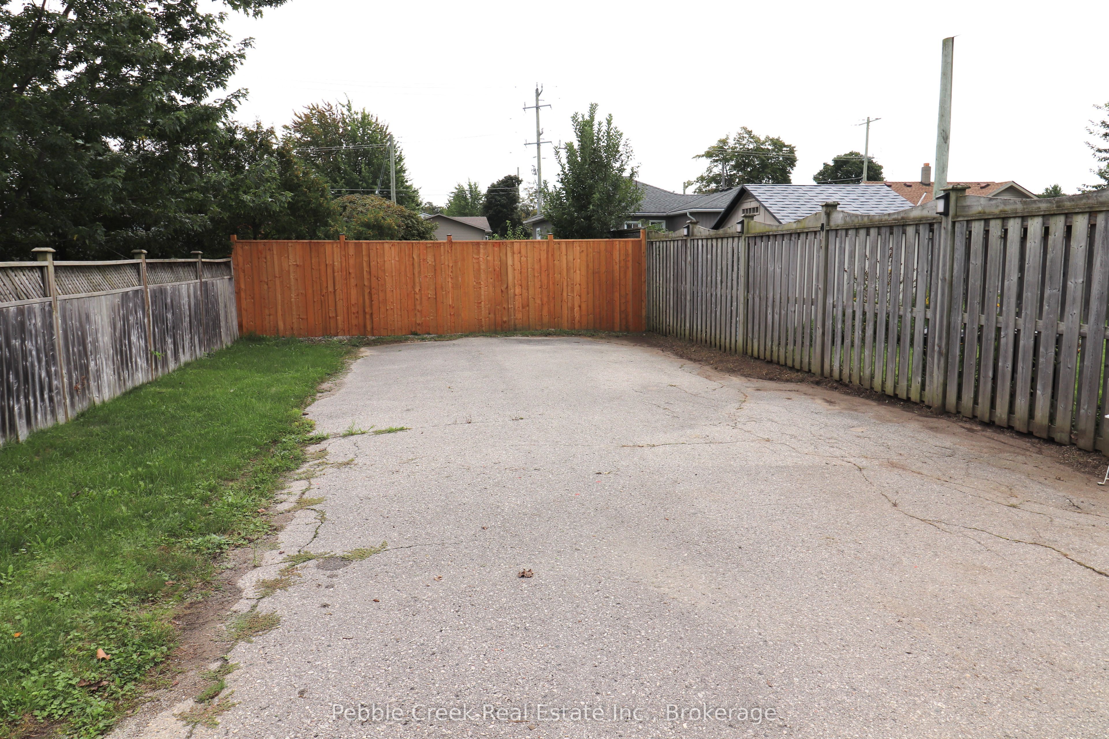 206 Picton Street E Property Photo 46
