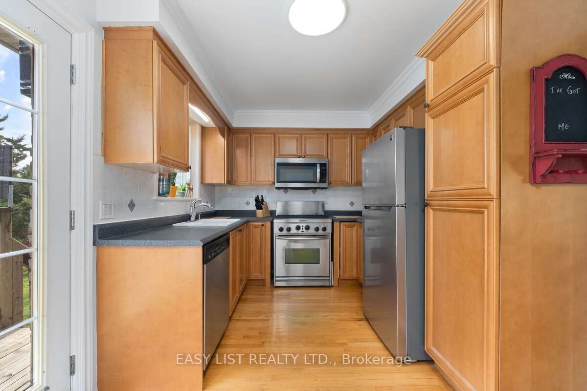 456 Old Surrey Lane Property Photo 7