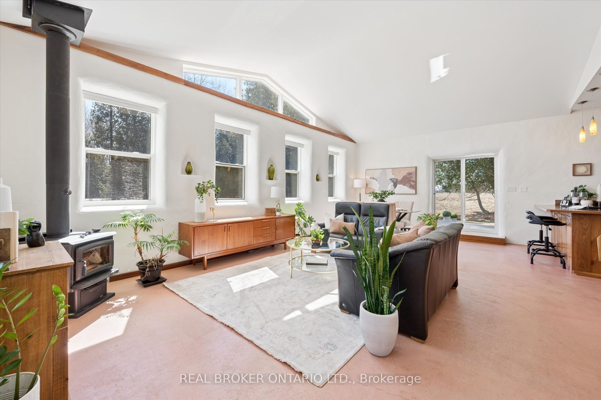 5578 11th Line Property Photo 2