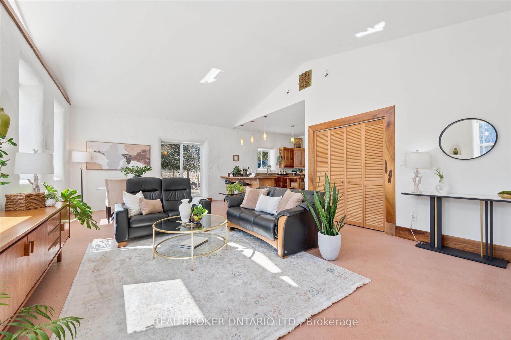 5578 11th Line Property Photo 3