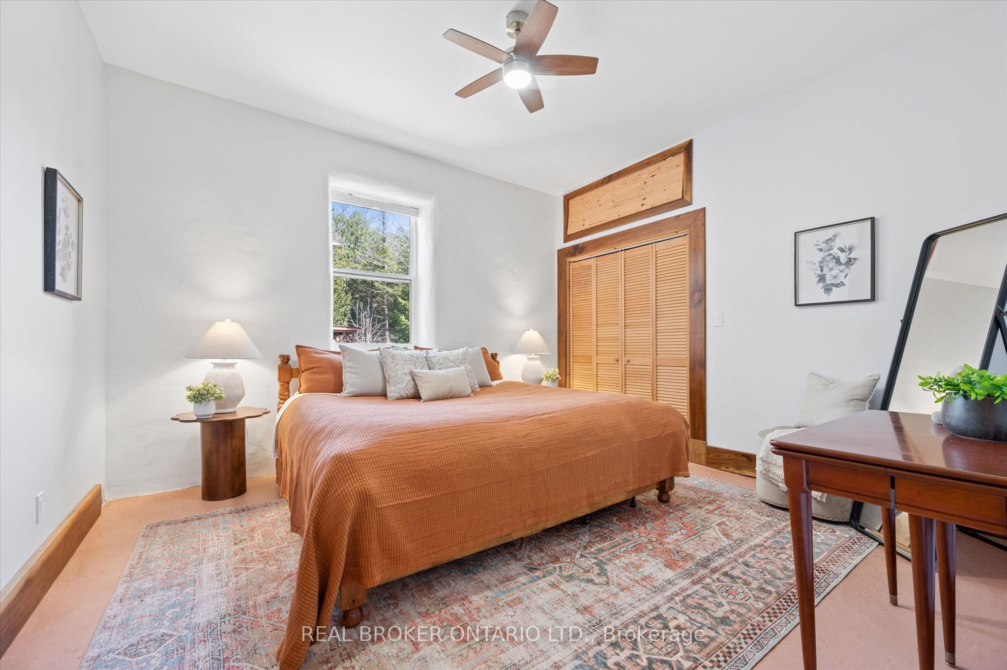5578 11th Line Property Photo 11