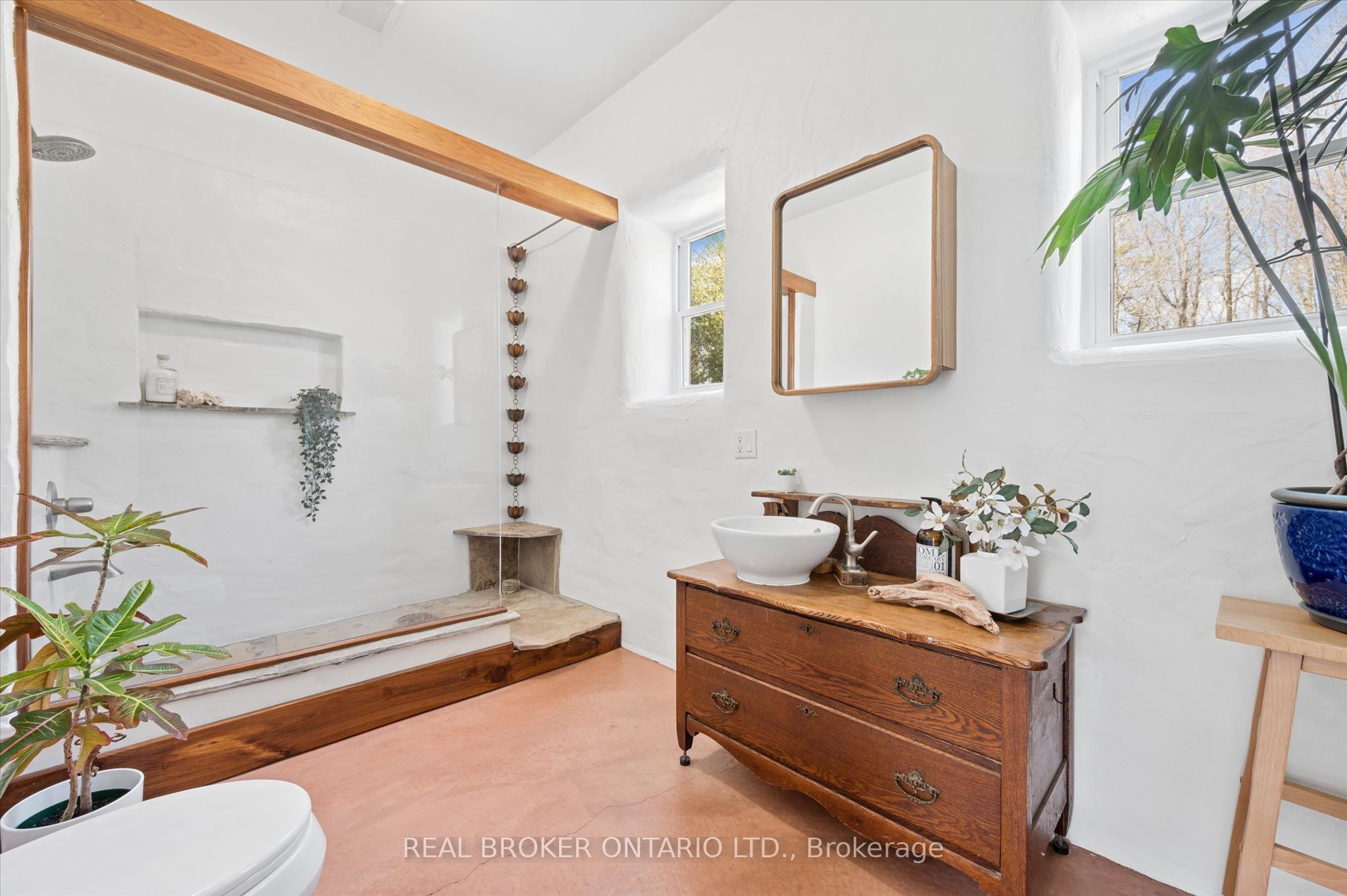 5578 11th Line Property Photo 16