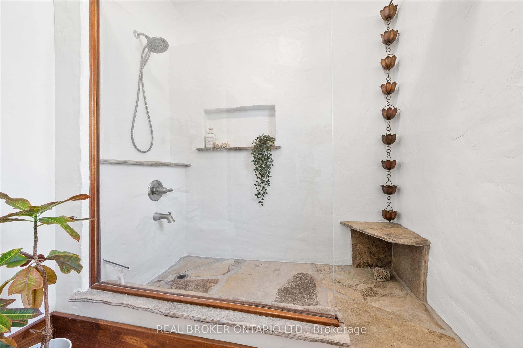 5578 11th Line Property Photo 17