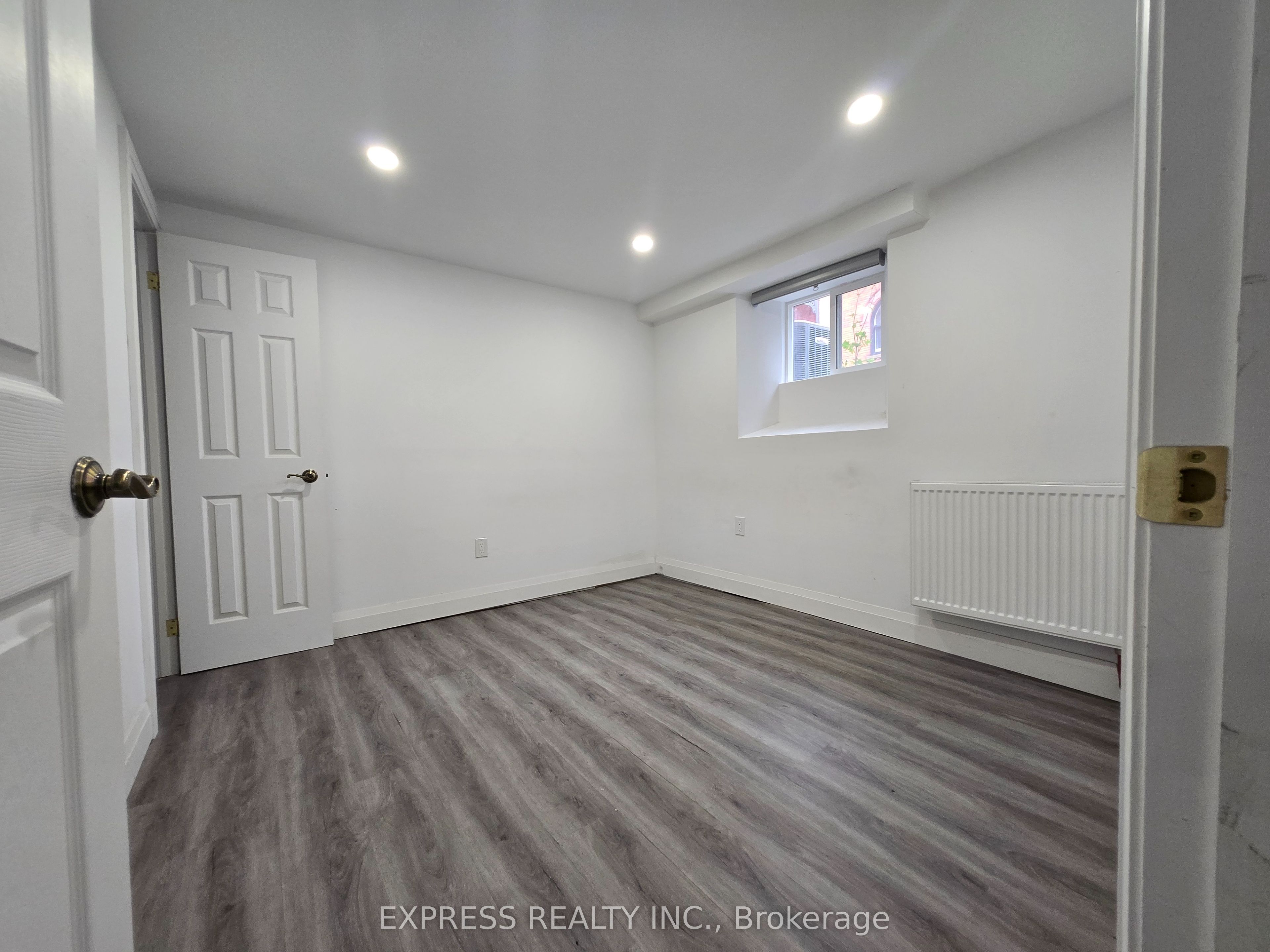 252 James Street S 4 Property Photo 6
