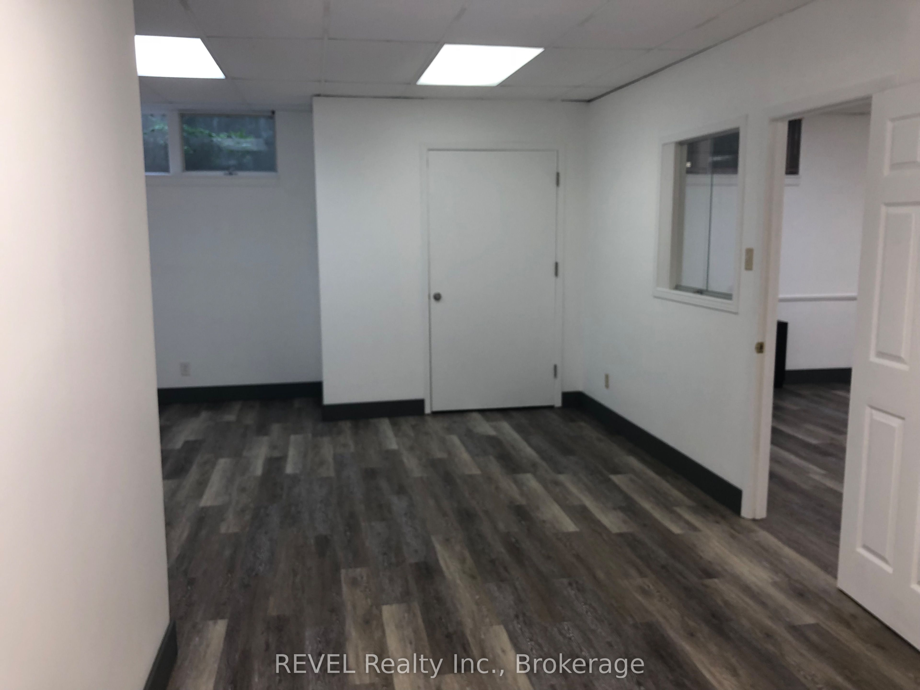 112 Queenston Street G3 Property Photo 5