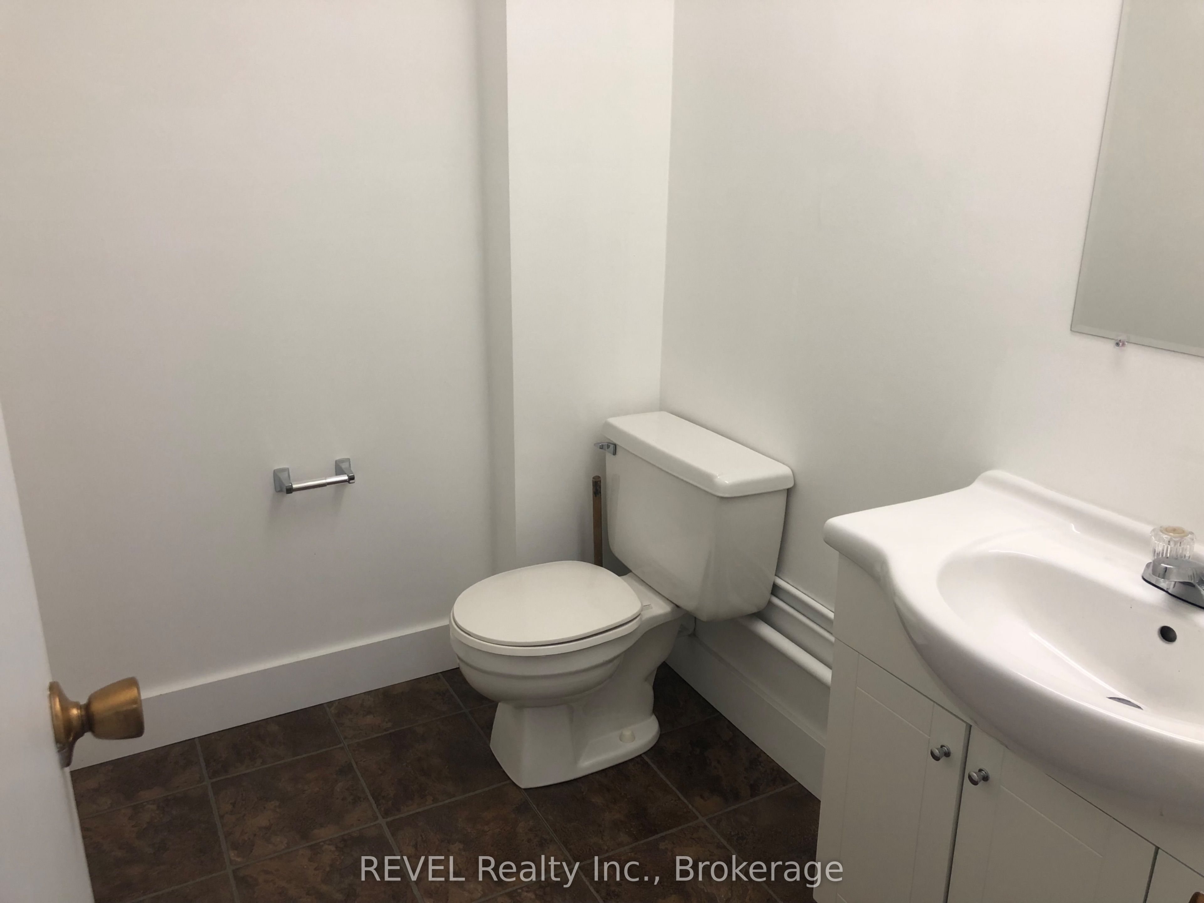 112 Queenston Street G4 Property Photo 7