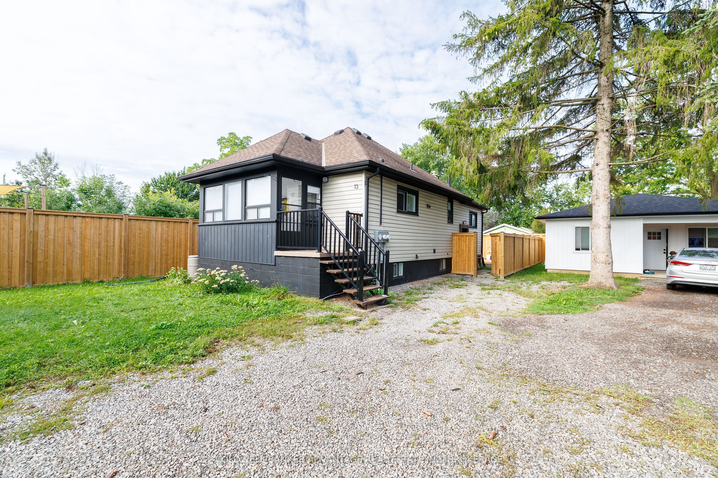 13 Duncan Street W