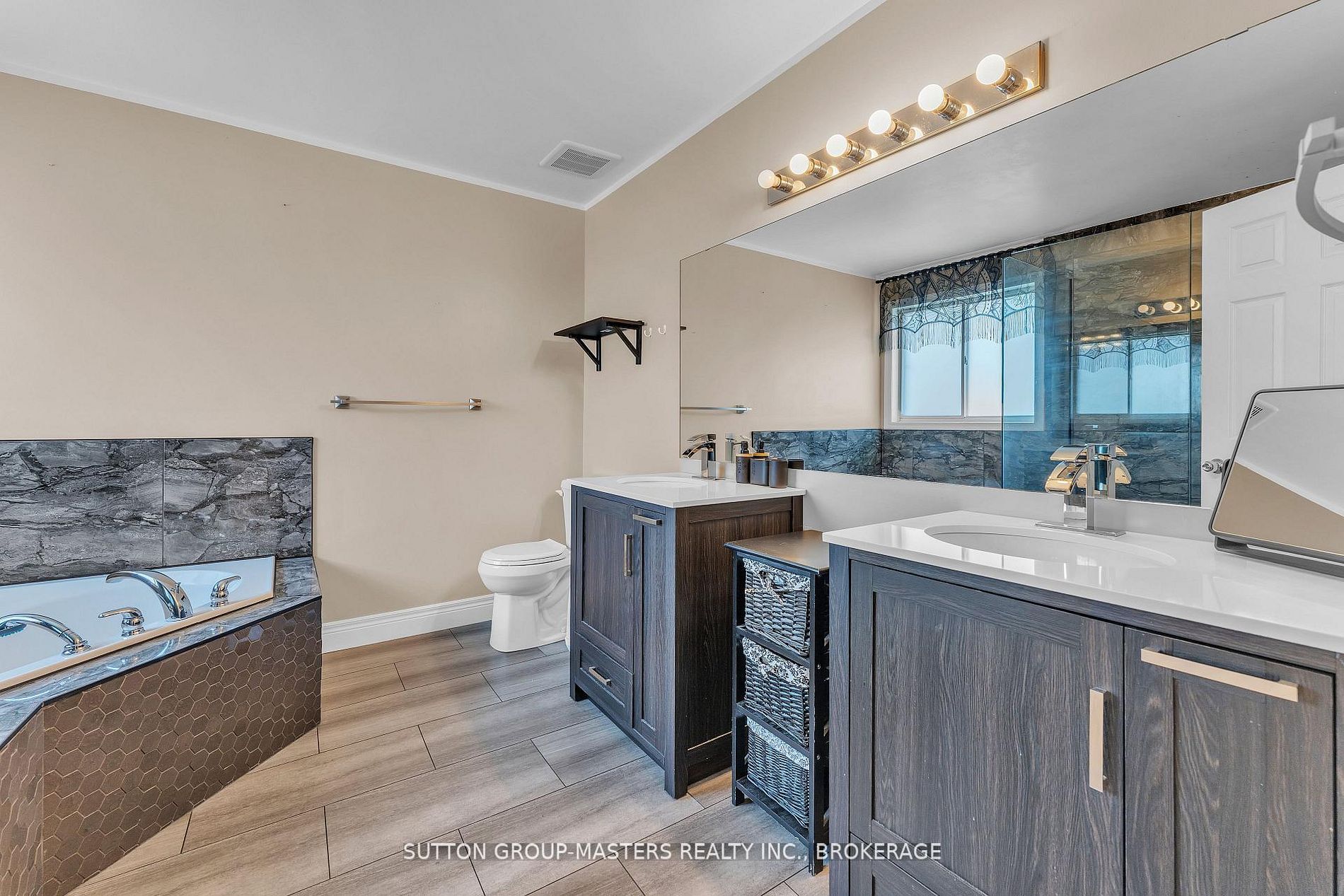 384 Emerald Street Property Photo 23
