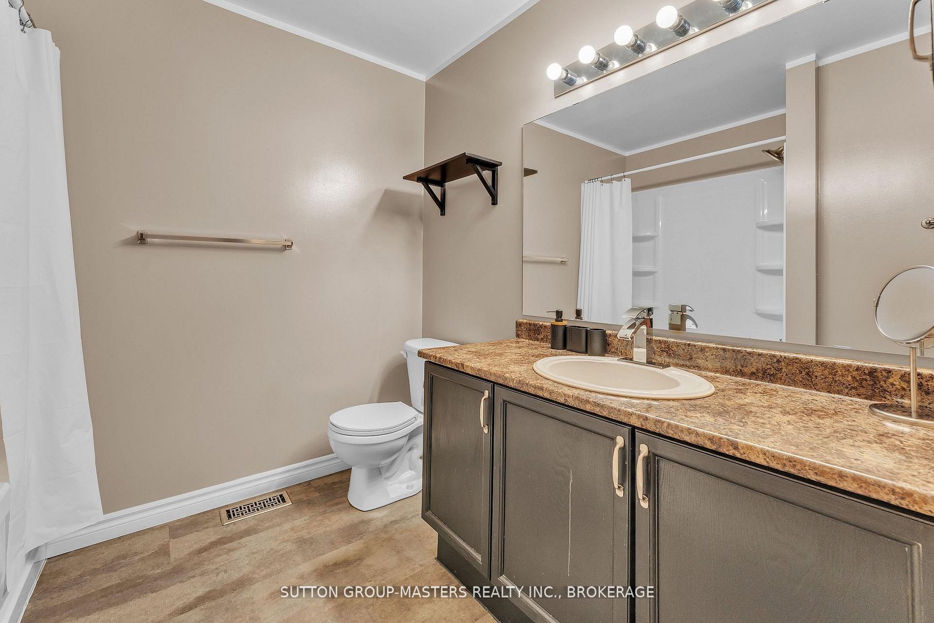 384 Emerald Street Property Photo 28