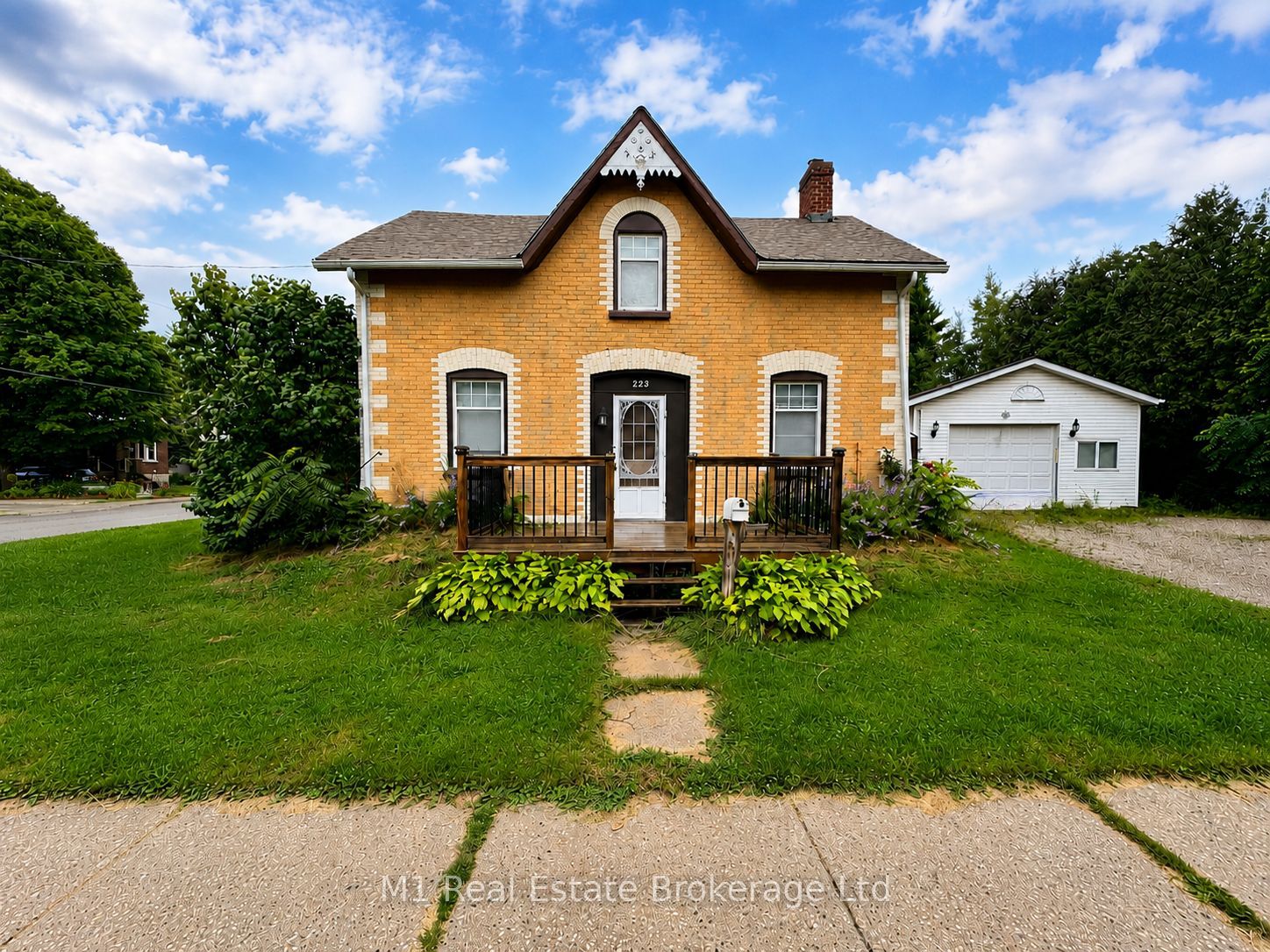 223 St. George Street E Property Photo 1