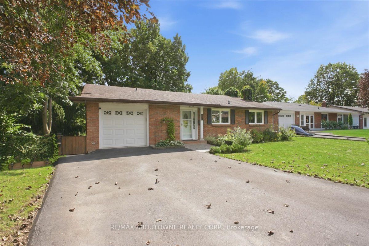 943 Mayfair Crescent