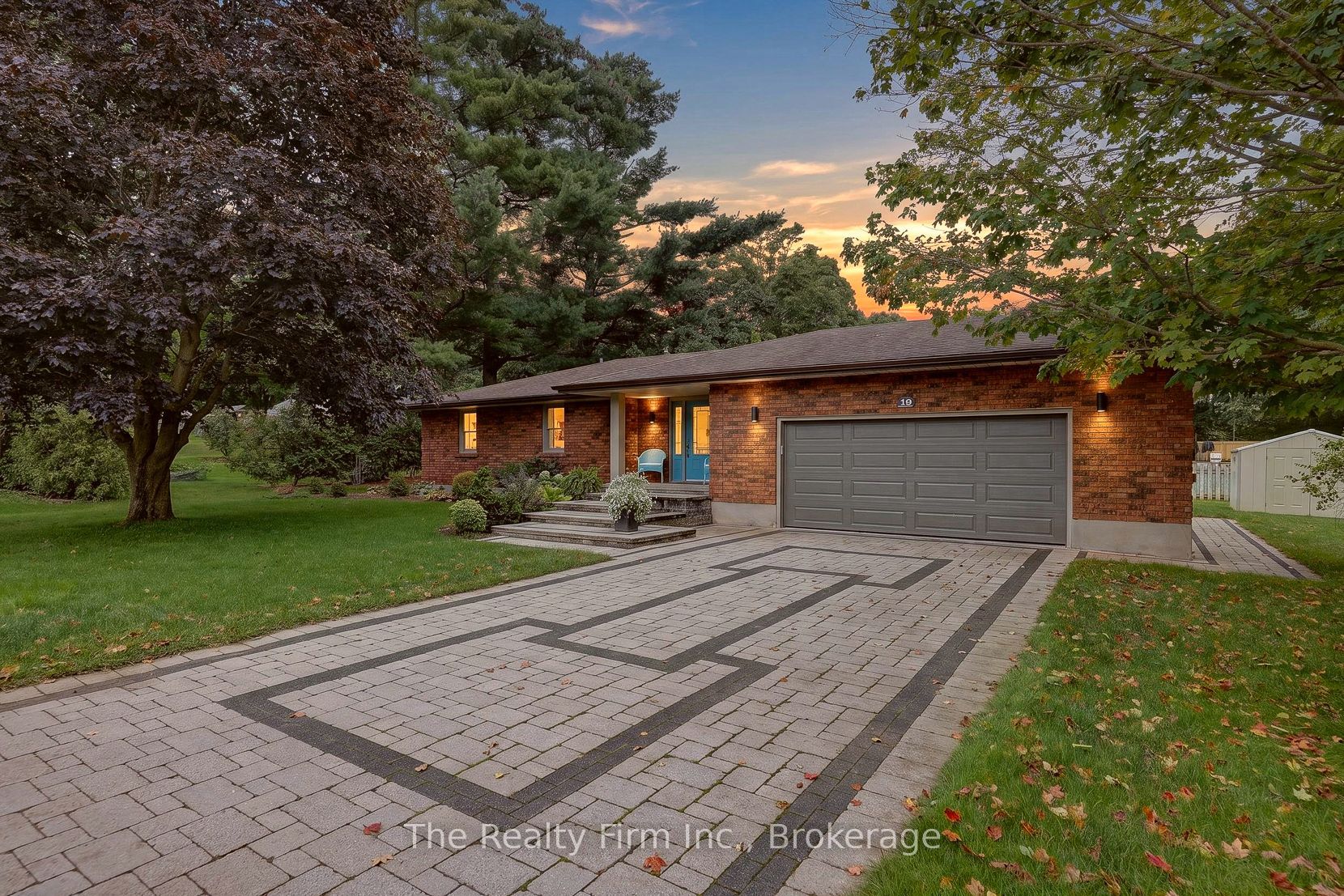 19 Wellington Street W Property Photo 1