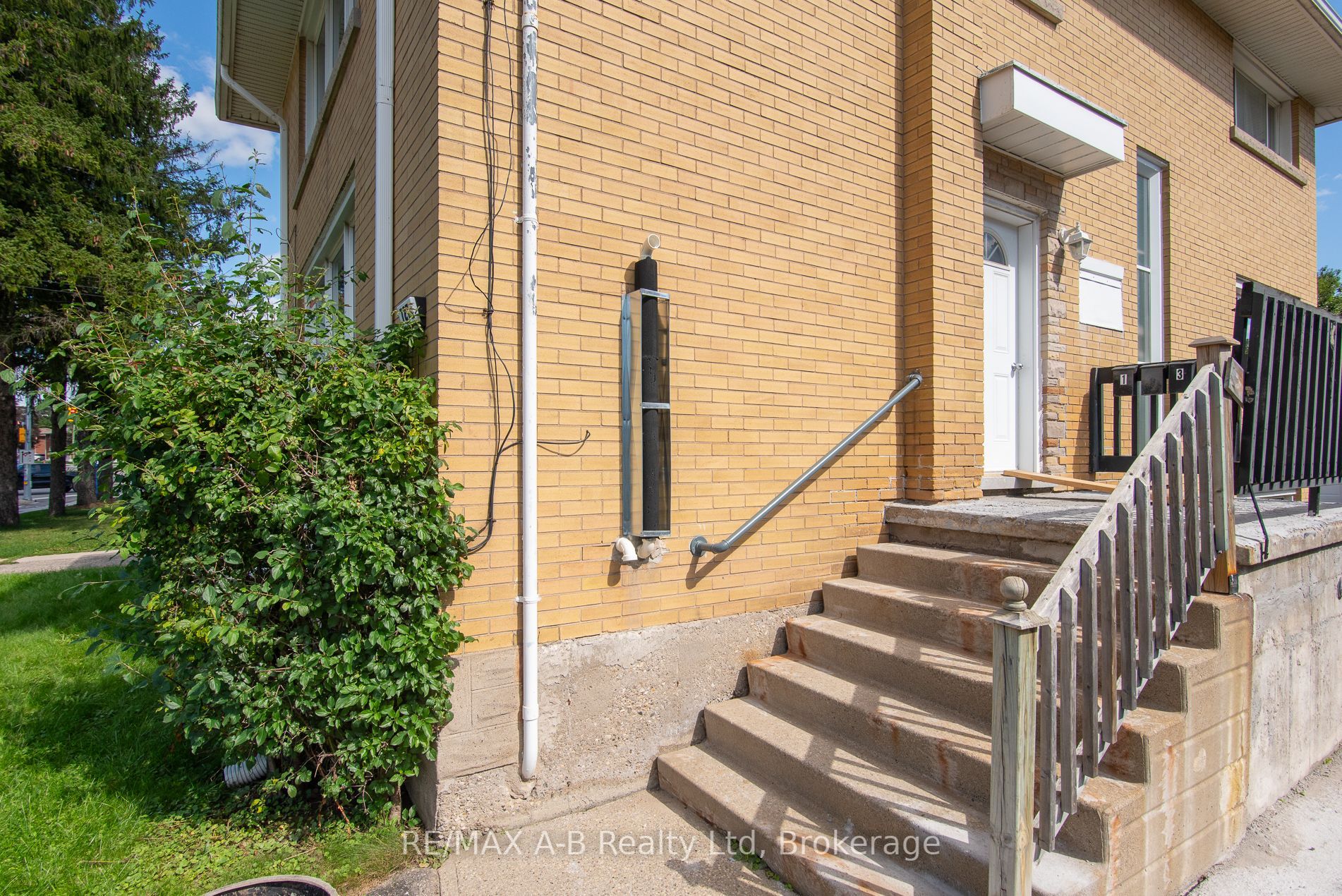 727 Frederick Street Property Photo 3