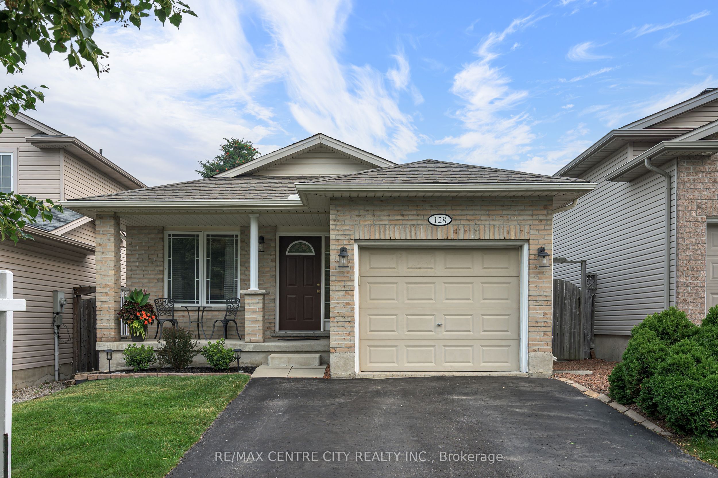 128 Crimson Crescent Property Photo 1