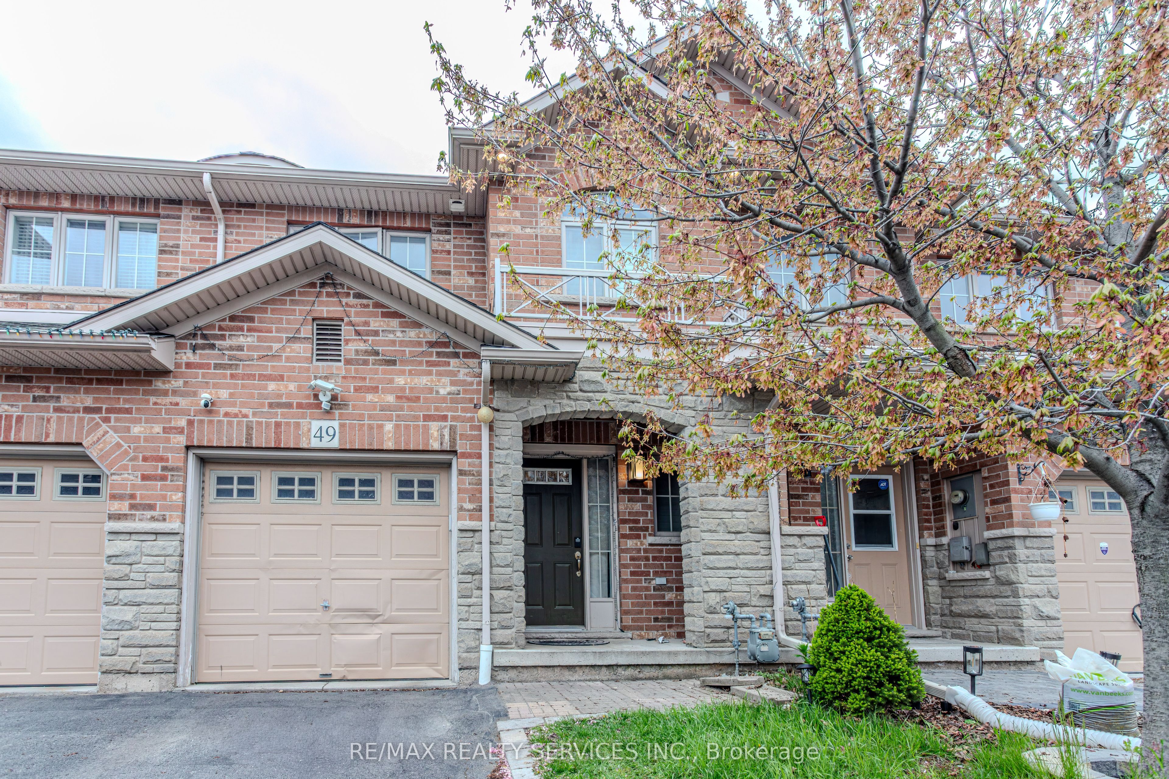 49 Marina Point Crescent N Property Photo 2