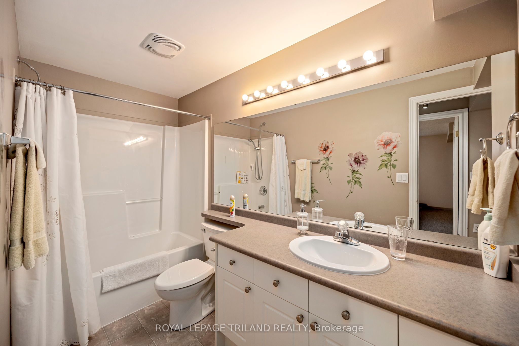 2025 Meadowgate Boulevard 252 Property Photo 28