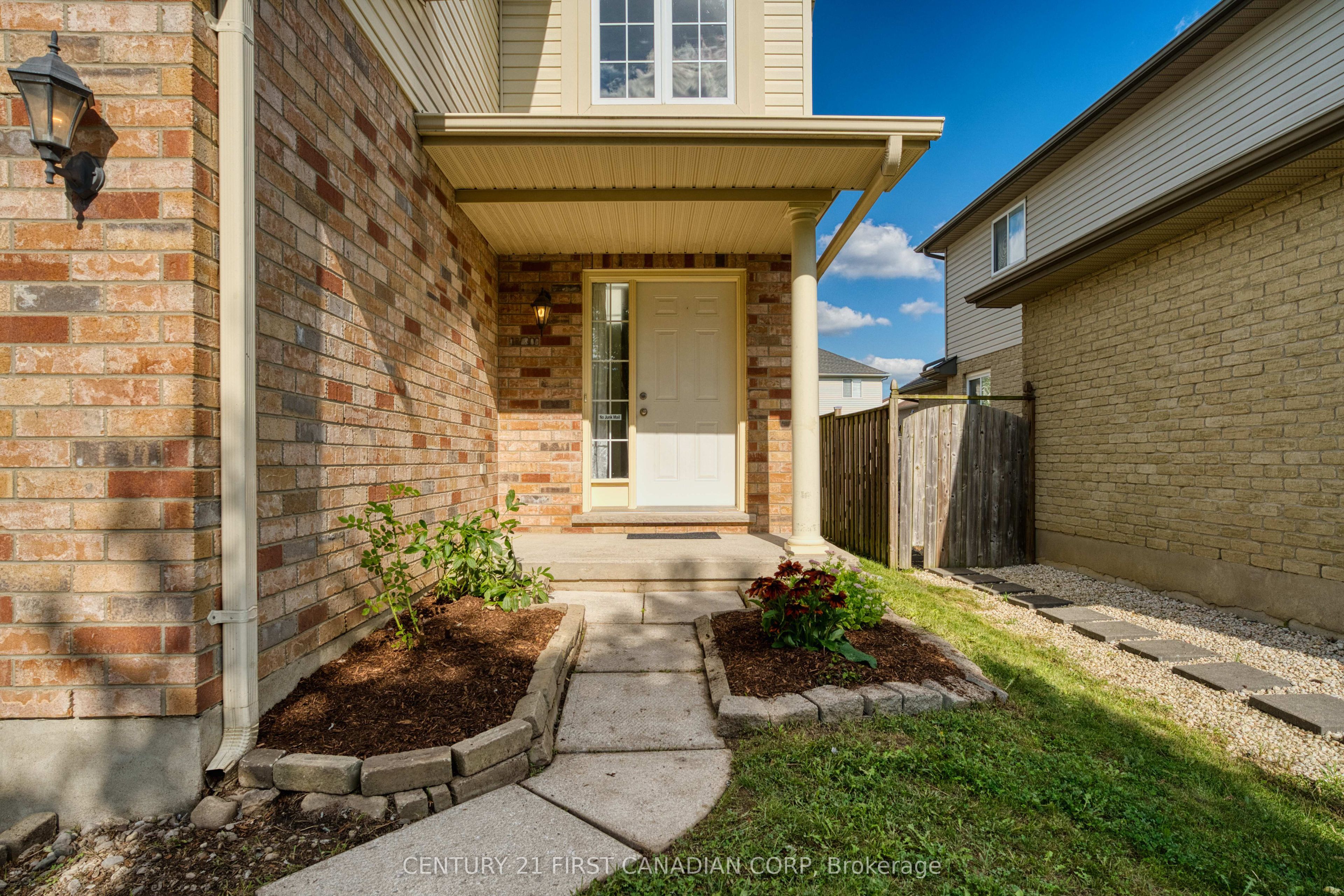 1748 Ennismore Crescent Property Photo 2
