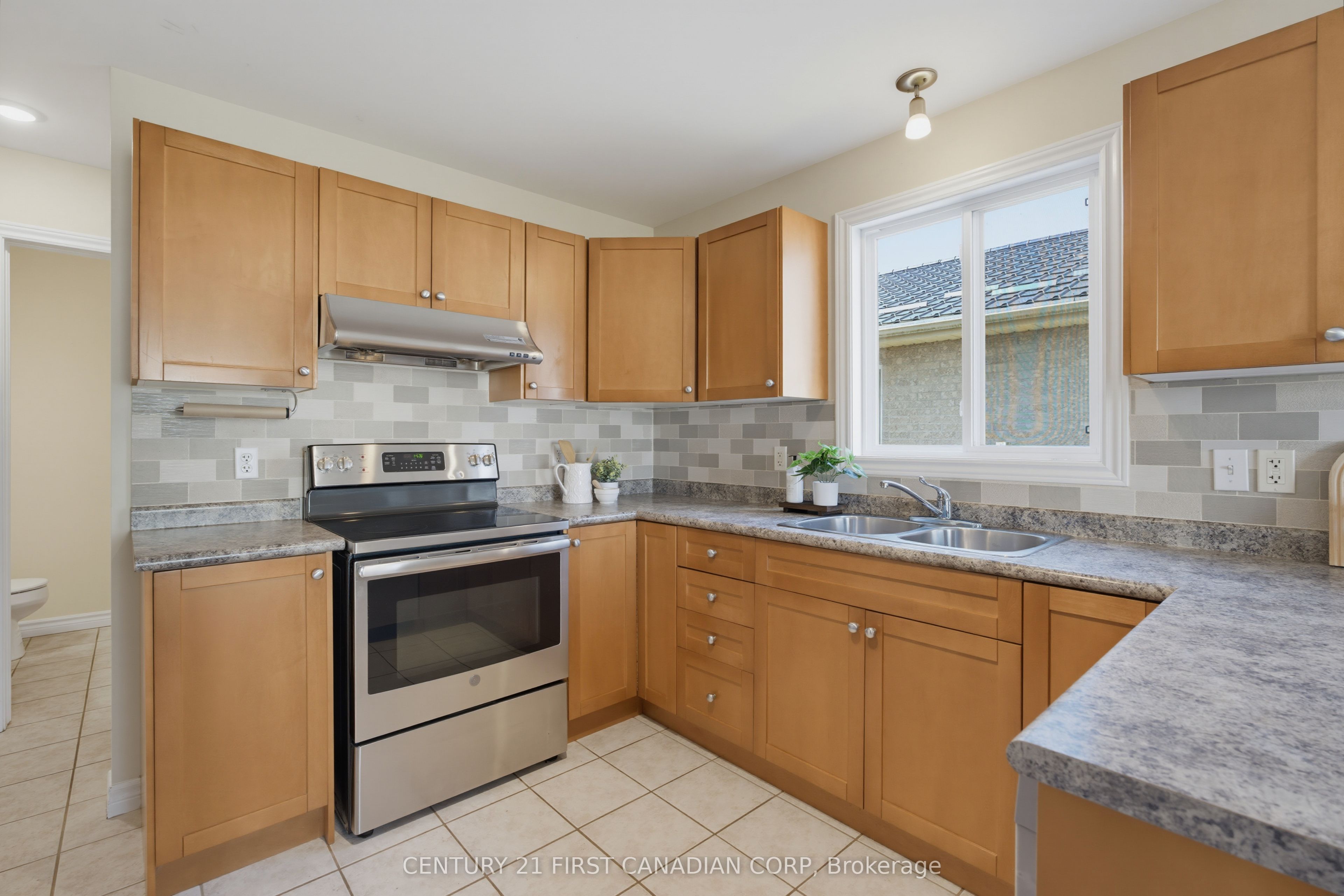 1748 Ennismore Crescent Property Photo 13