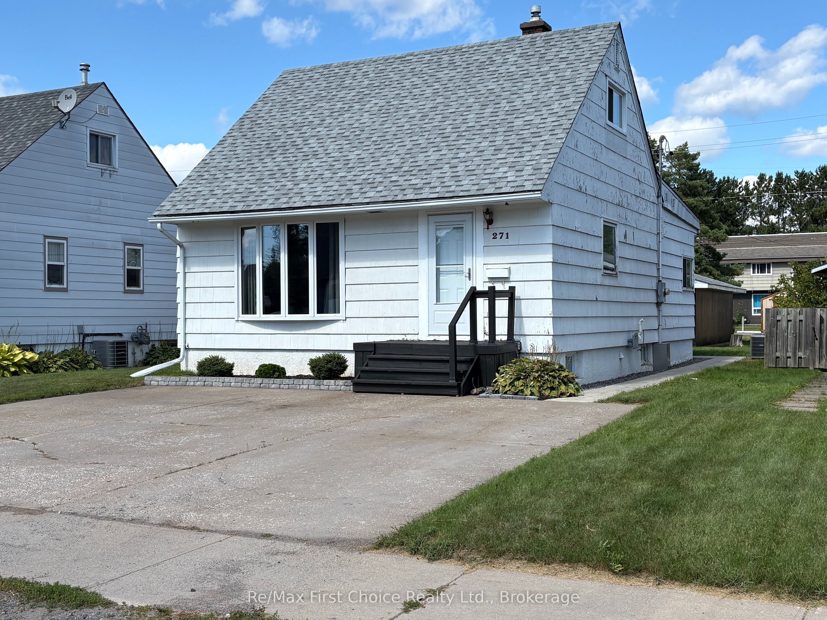 271 W Christina Street W Property Photo 1